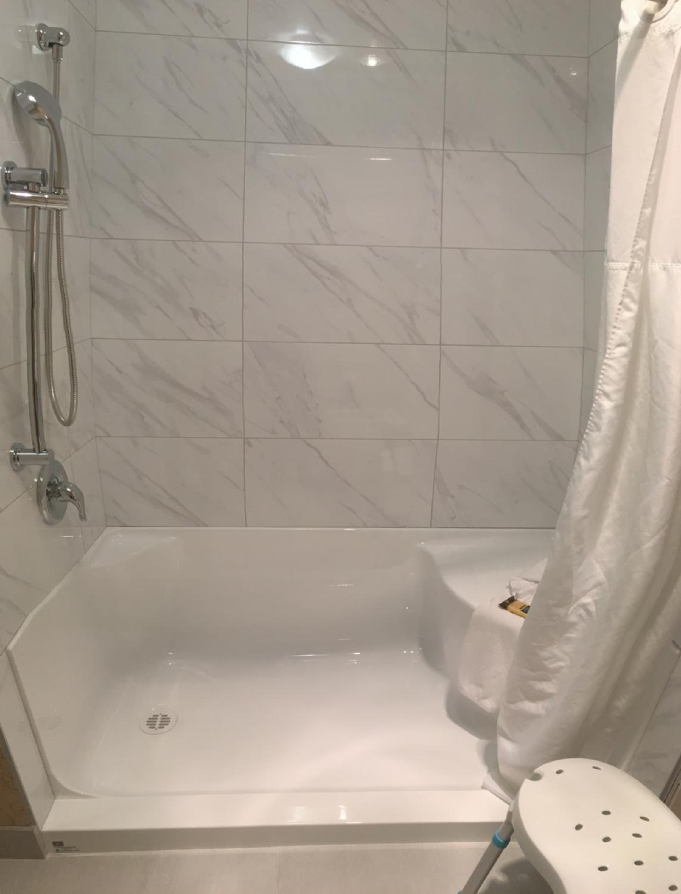 King Room with Bath Tub and Sofa Bed - Disability Access/Non-Smoking - Photo 3