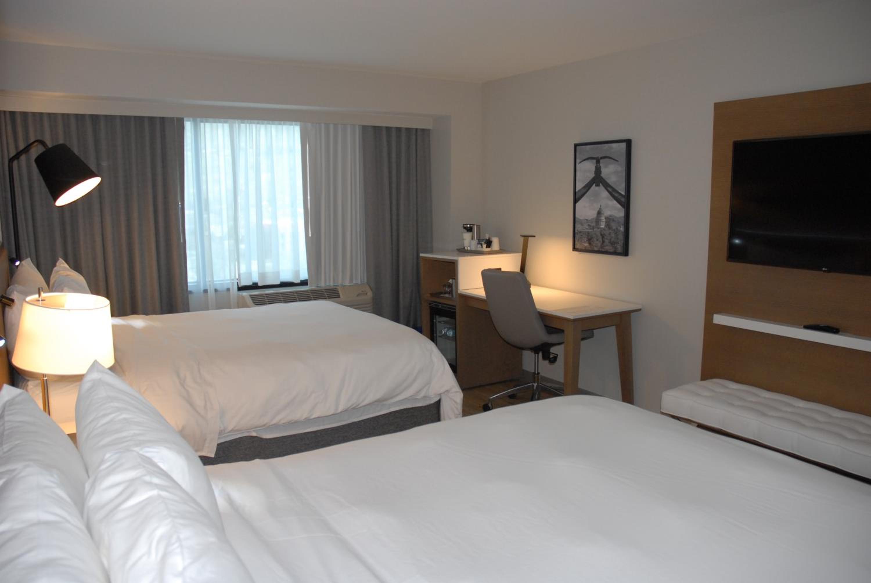 Queen Room with Two Queen Beds - Non-Smoking - Photo 7