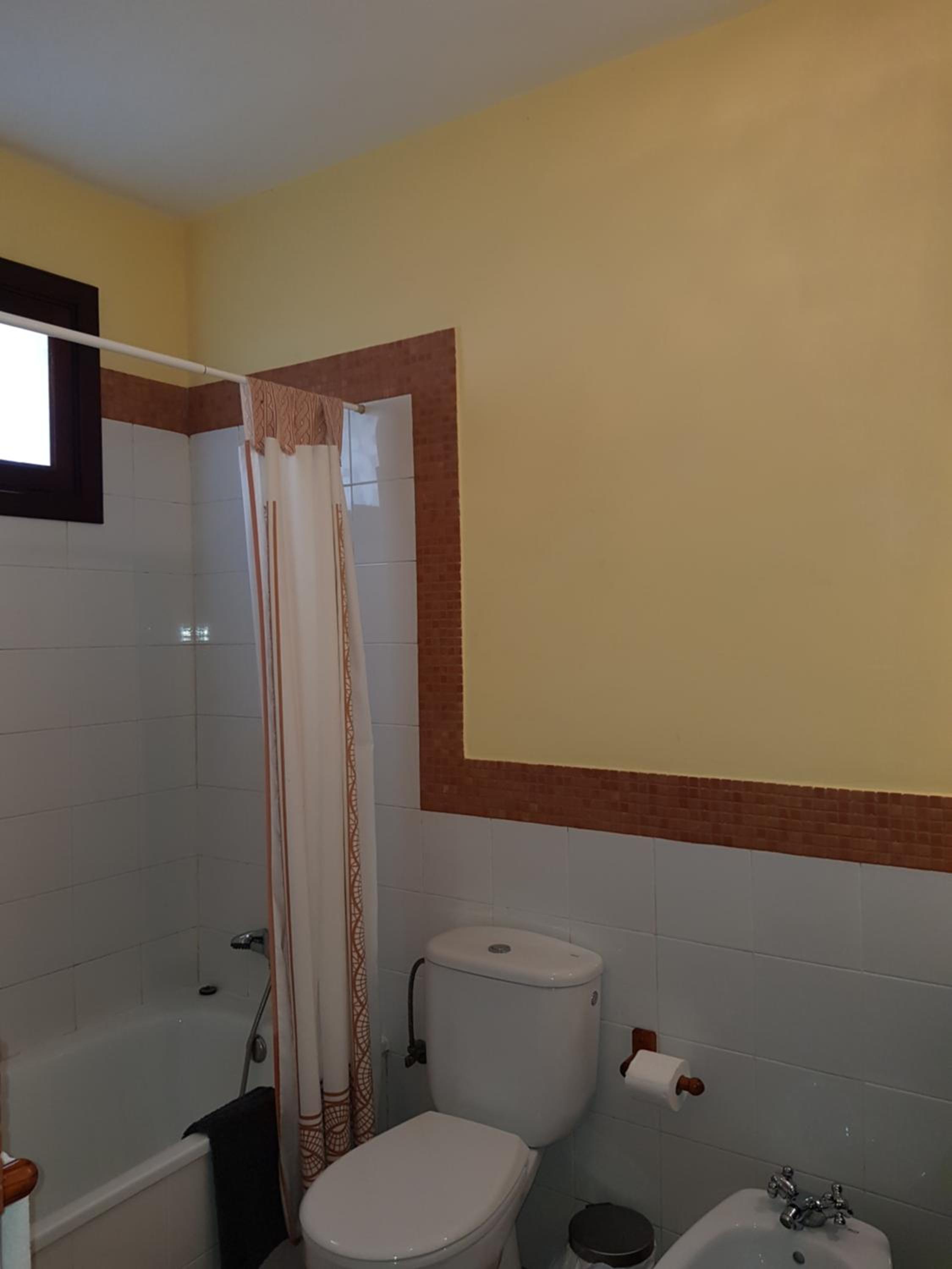 Twin Room with Private Bathroom photo 3