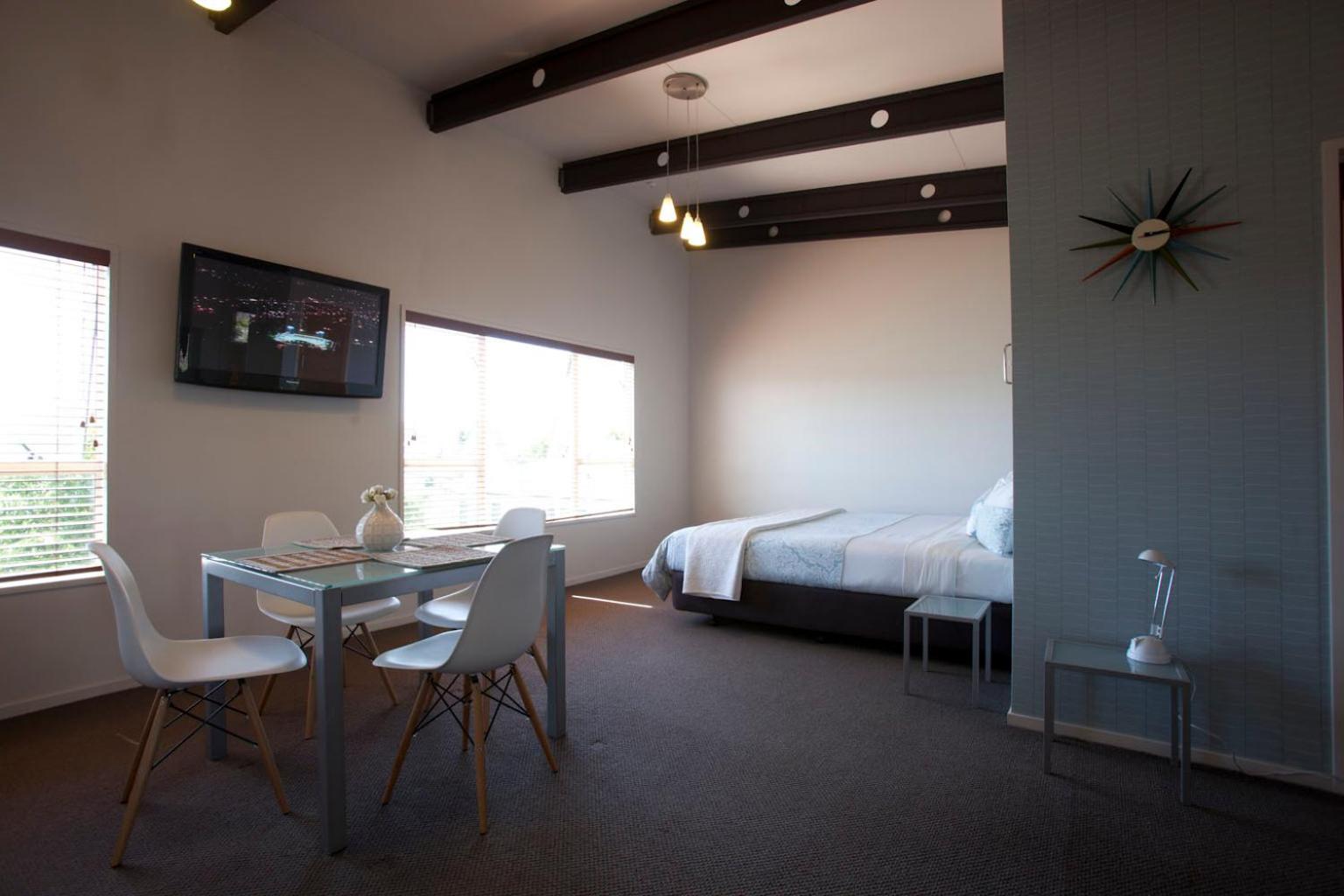 Deluxe One-Bedroom Apartment - Photo 8