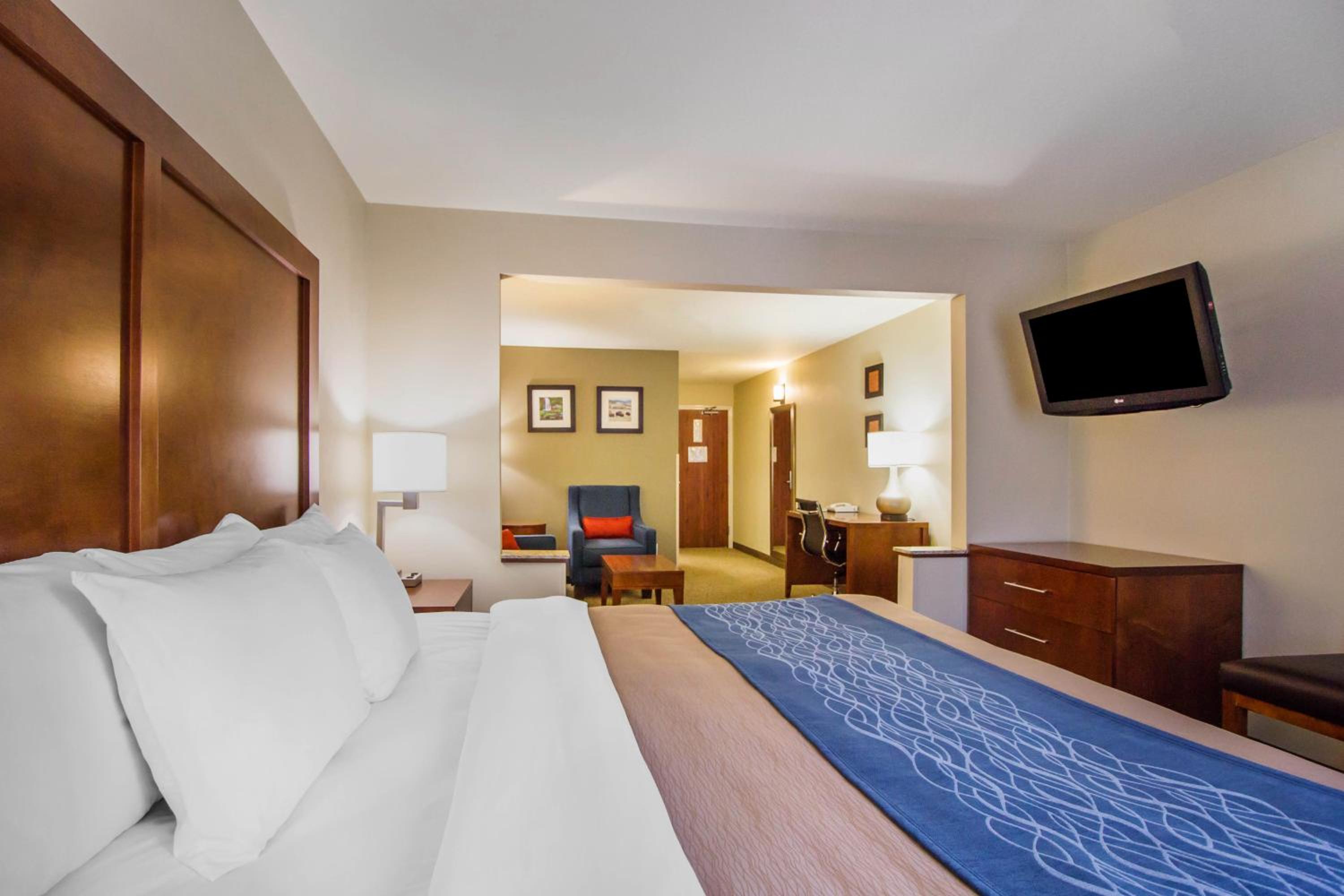 King Suite - Non-Smoking - Photo 3