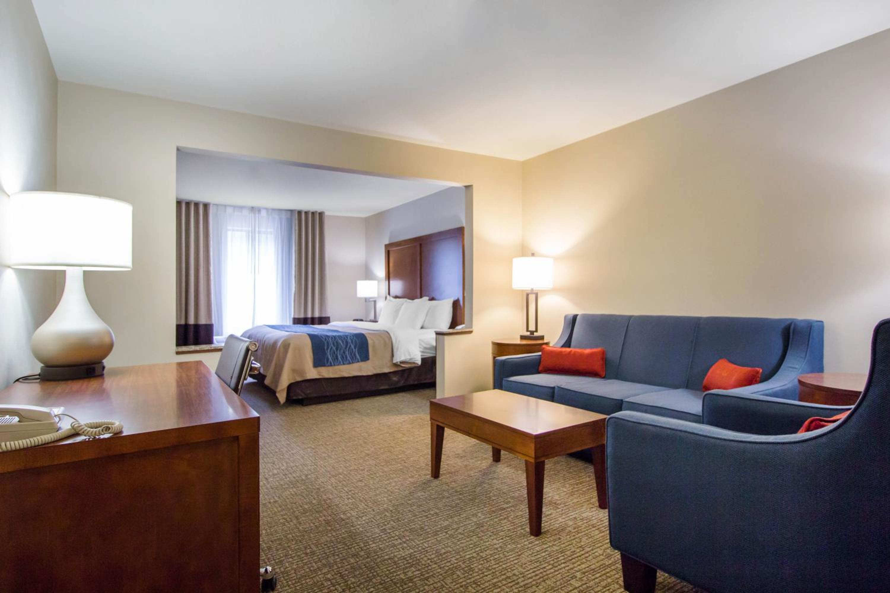 King Suite - Non-Smoking - Photo 2