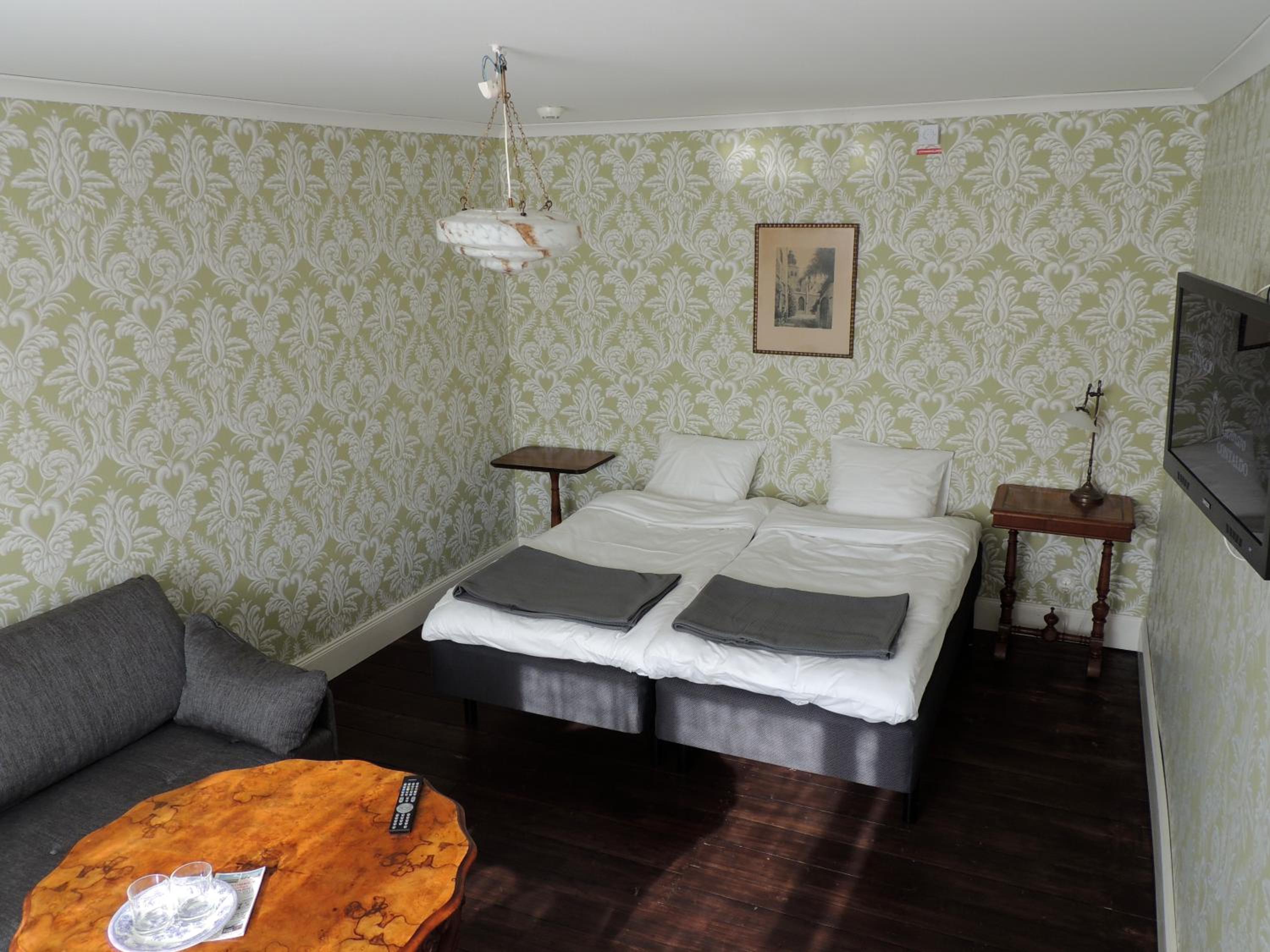 Large Double Room - Photo 3