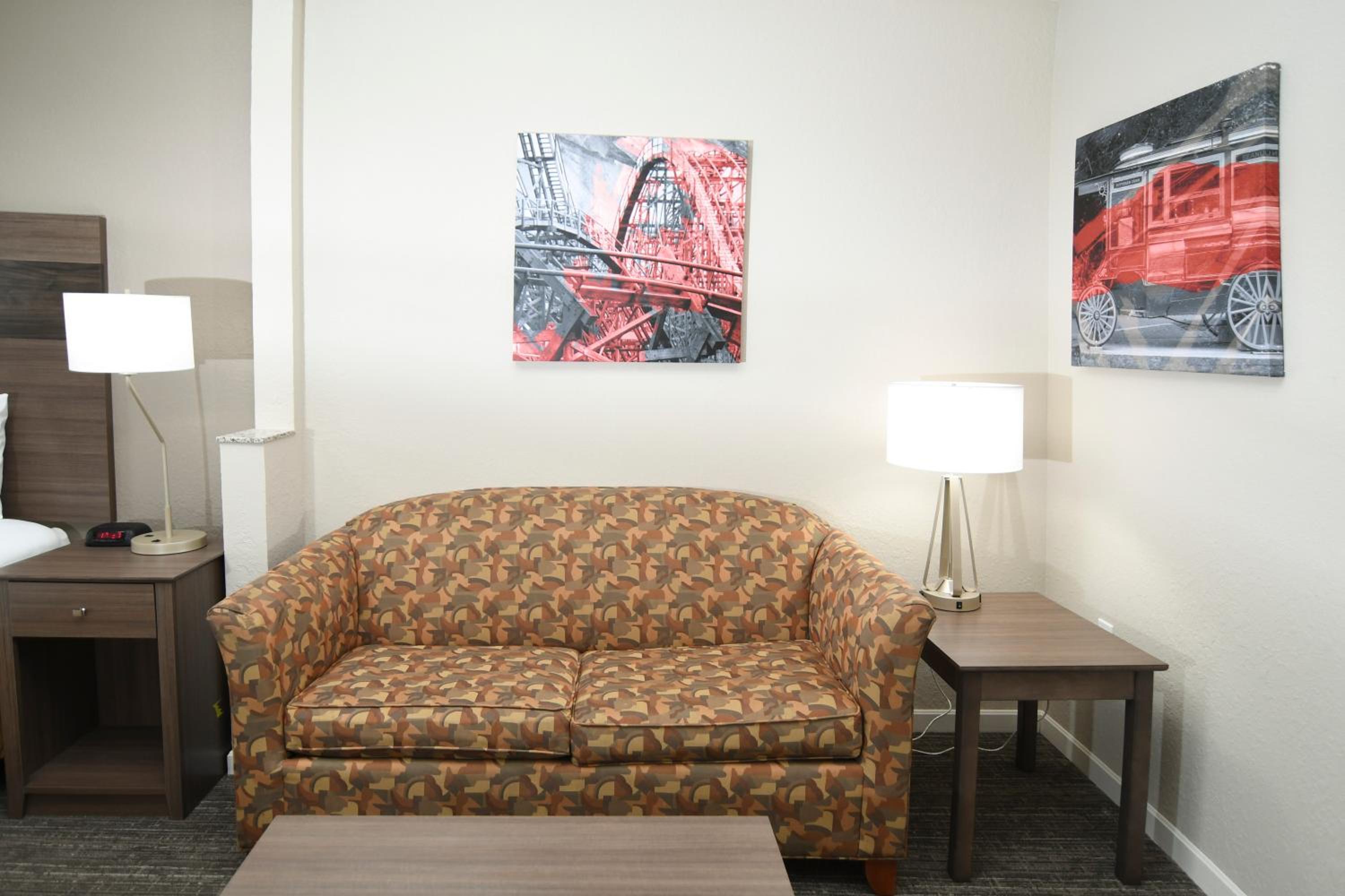 King Suite - Non-Smoking - Photo 5