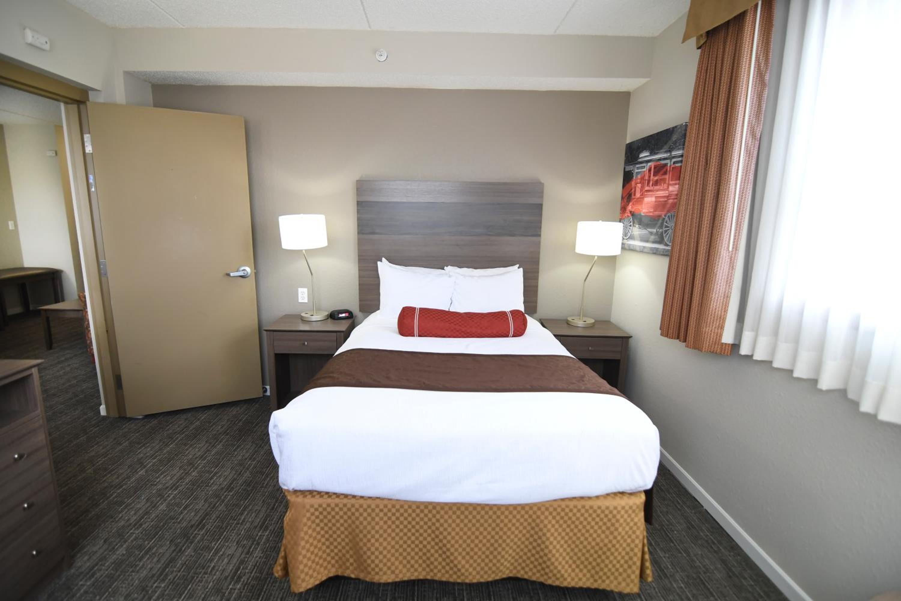 King Suite with Roll-In Shower - Disability/Non-Smoking - Photo 5