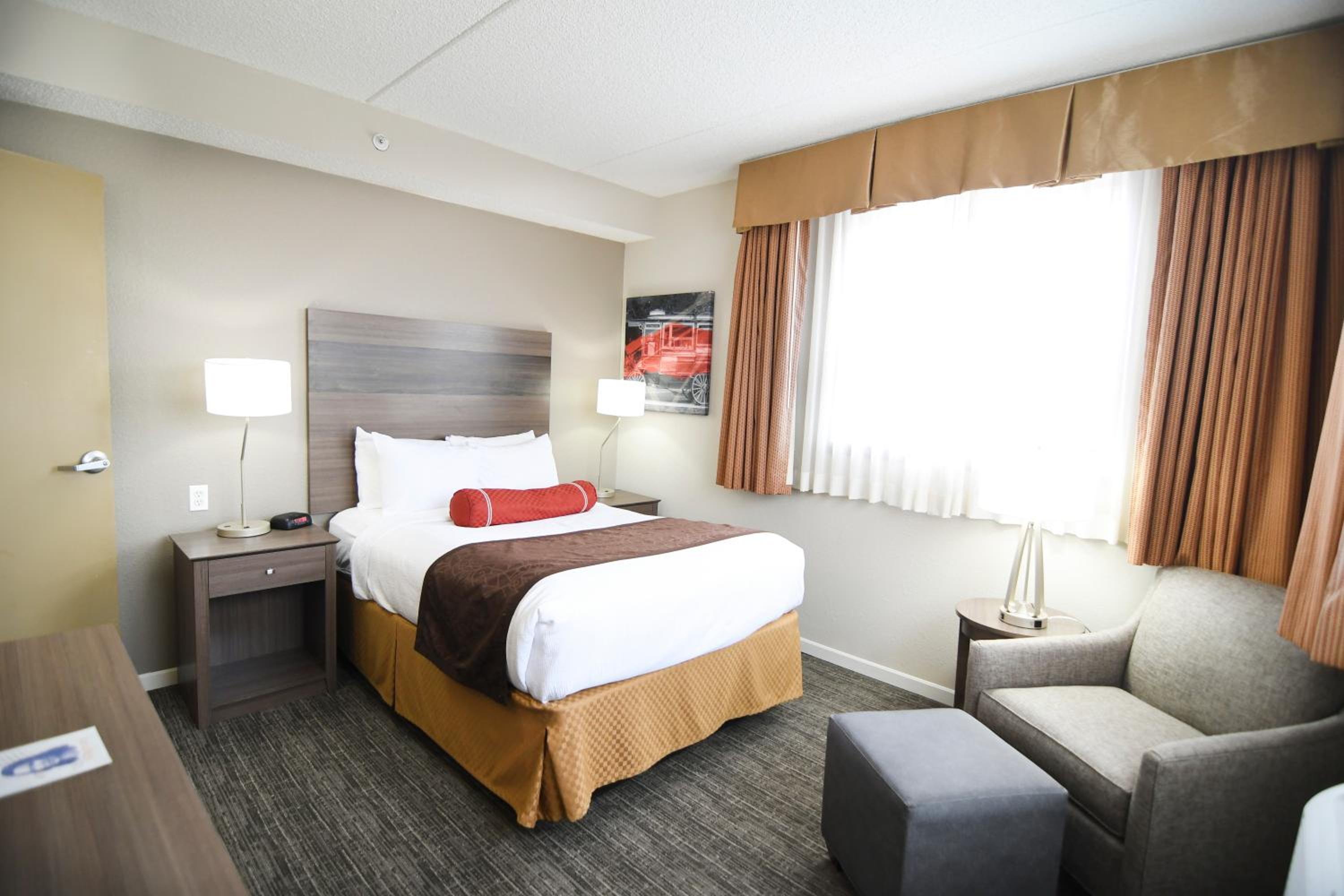 King Suite with Roll-In Shower - Disability/Non-Smoking - Photo 4