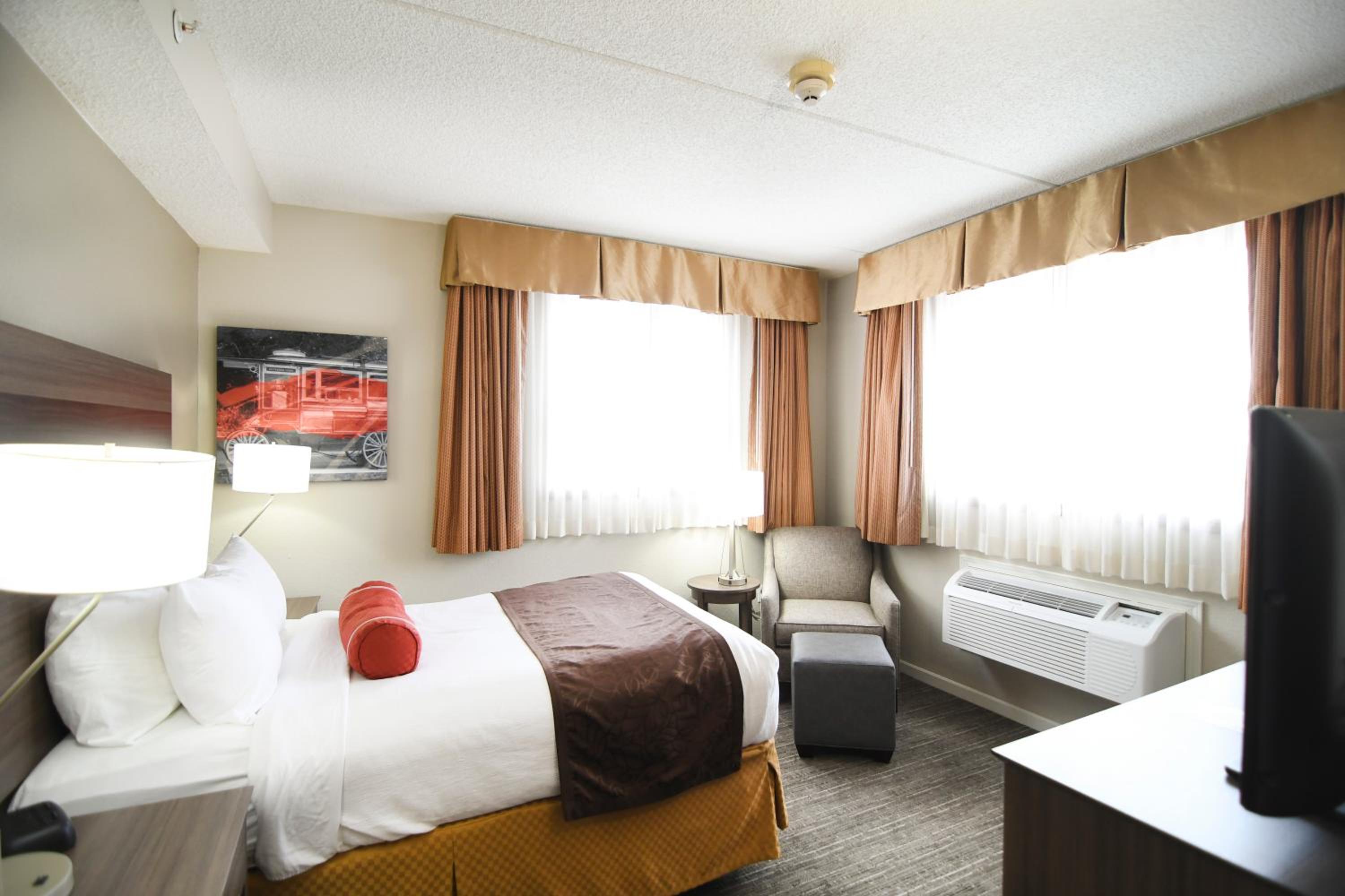 King Suite with Roll-In Shower - Disability/Non-Smoking - Photo 3