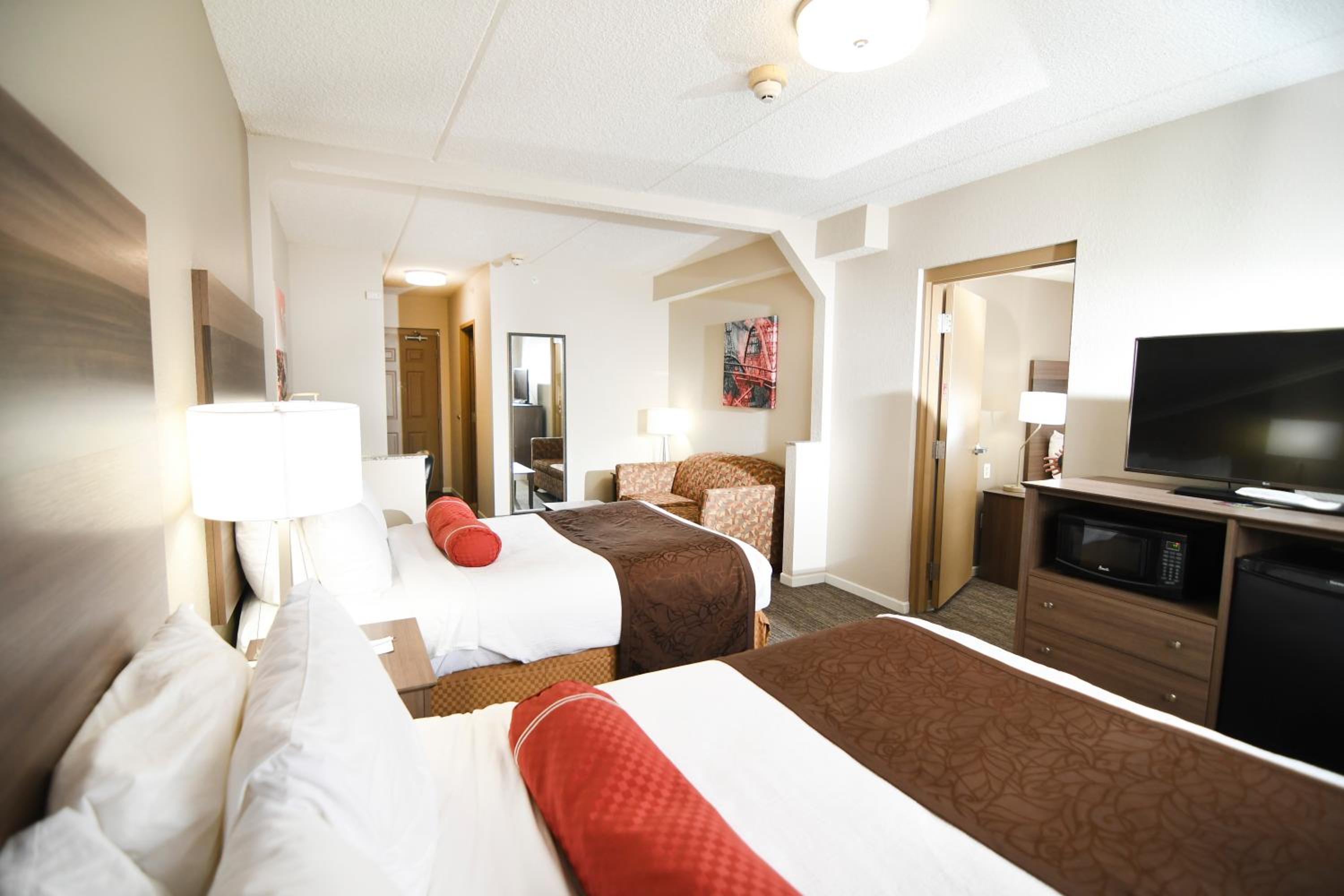King Suite with Roll-In Shower - Disability/Non-Smoking - Photo 2