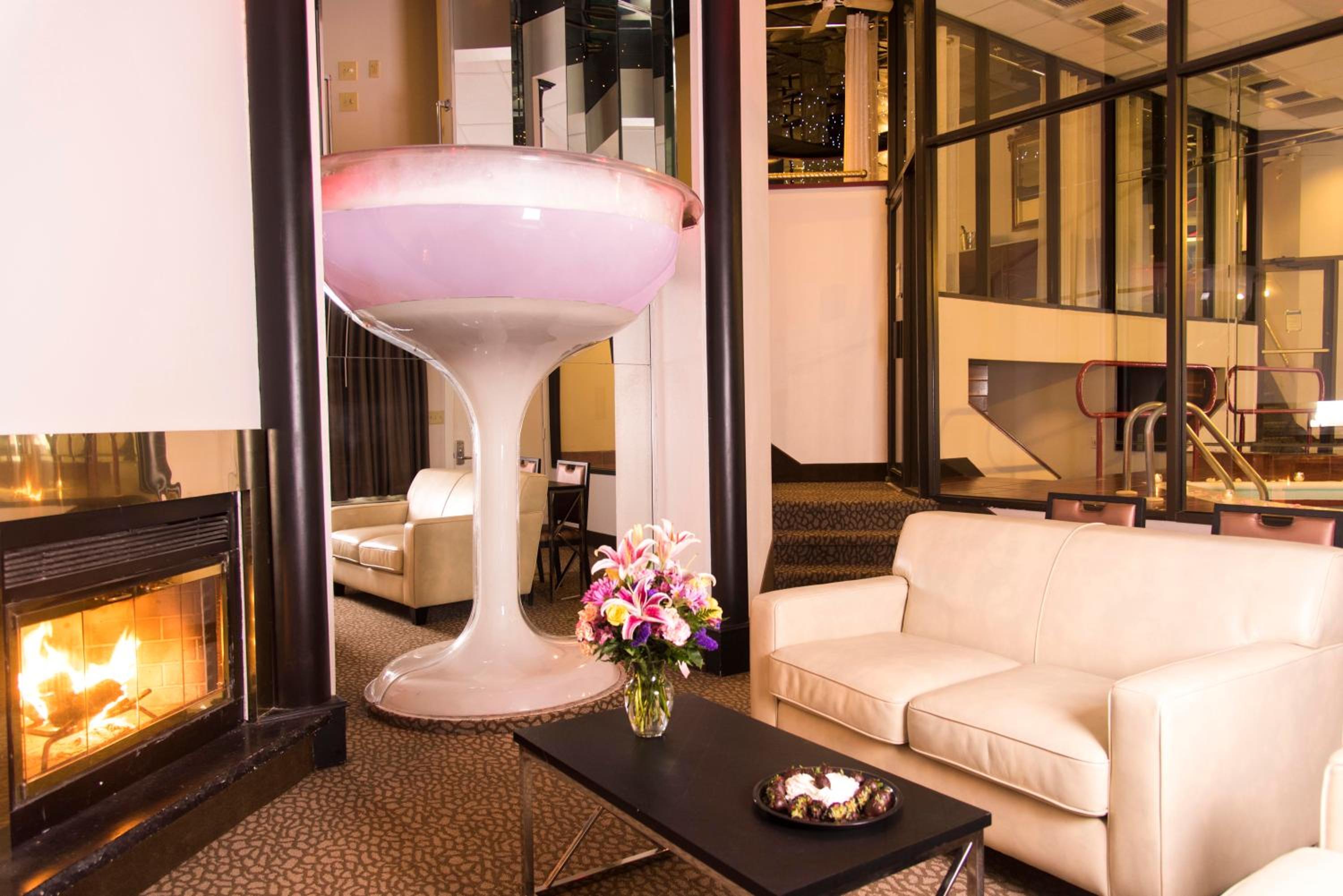 Champagne Tower Suite  - Photo 10