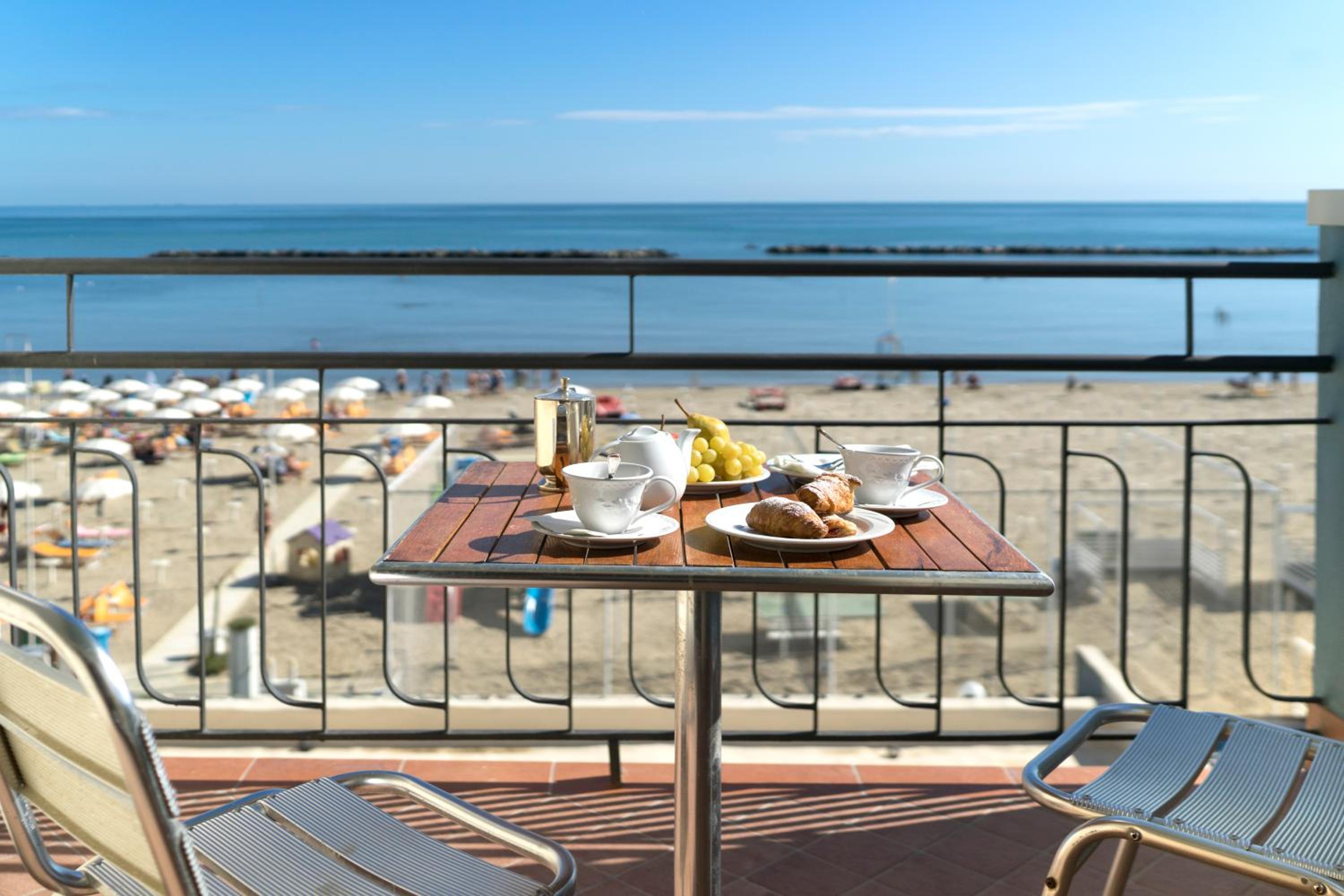 Double or Twin Room with Sea View photo 3