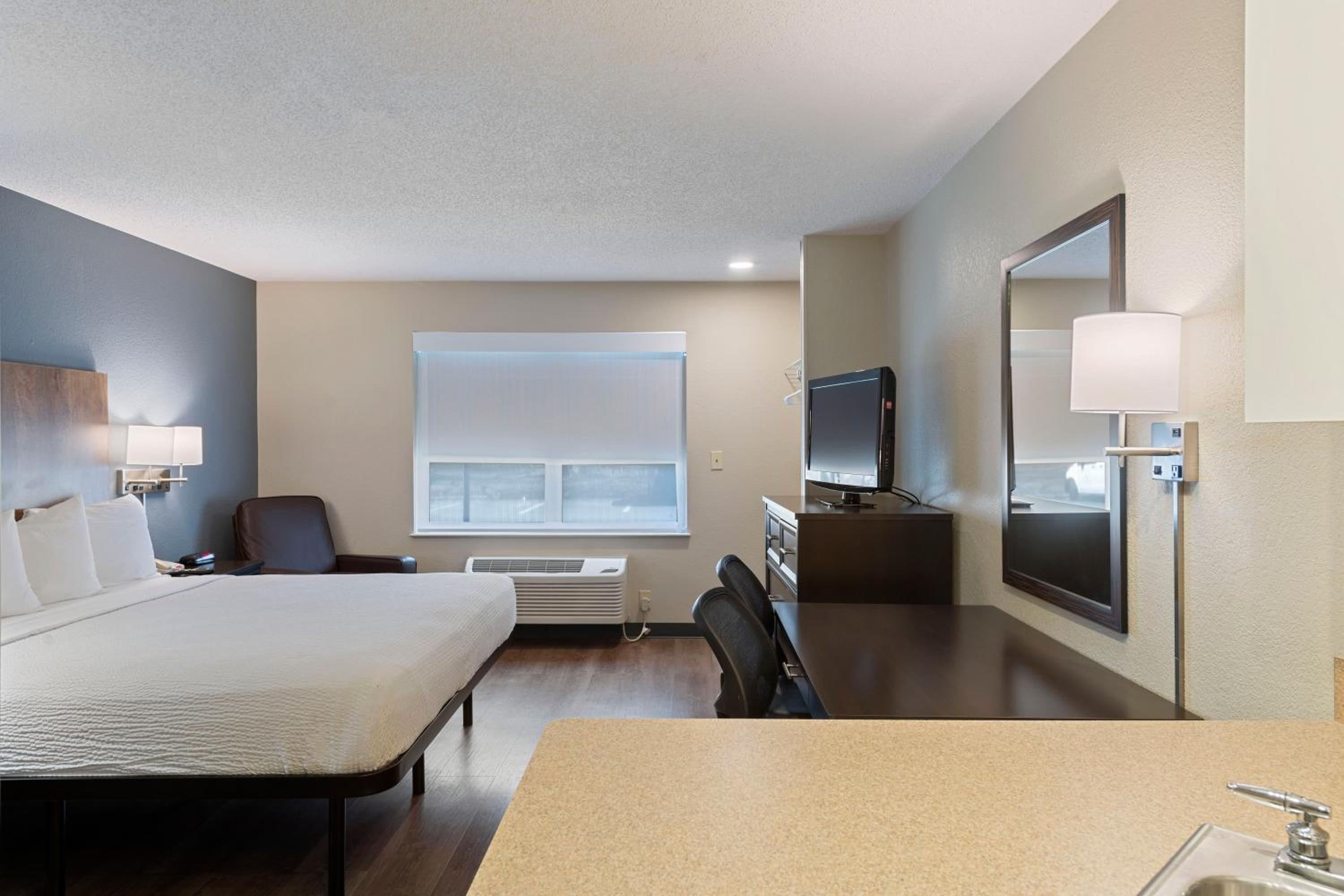 Studio with 1 King Bed - Non-Smoking - Photo 9