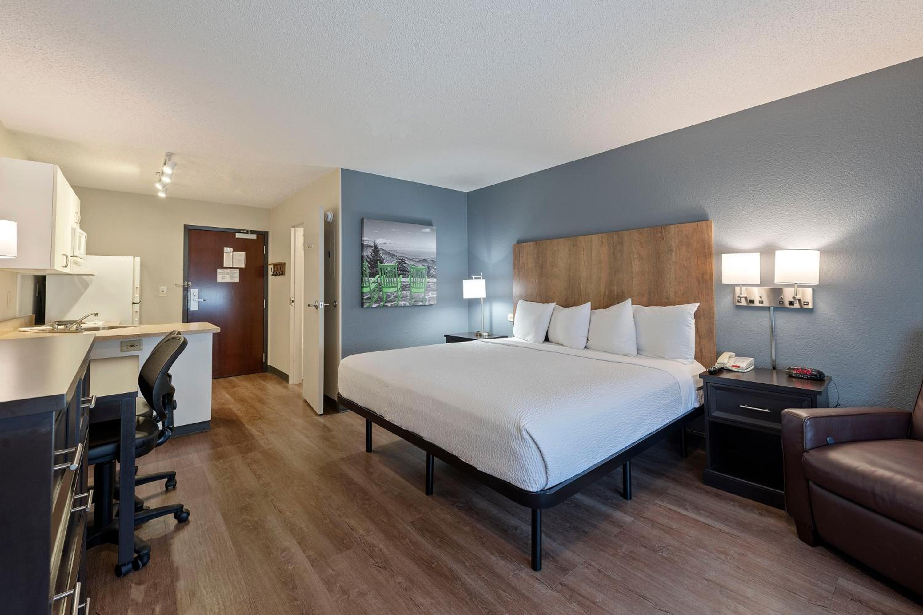 Studio with 1 King Bed - Non-Smoking - Photo 11