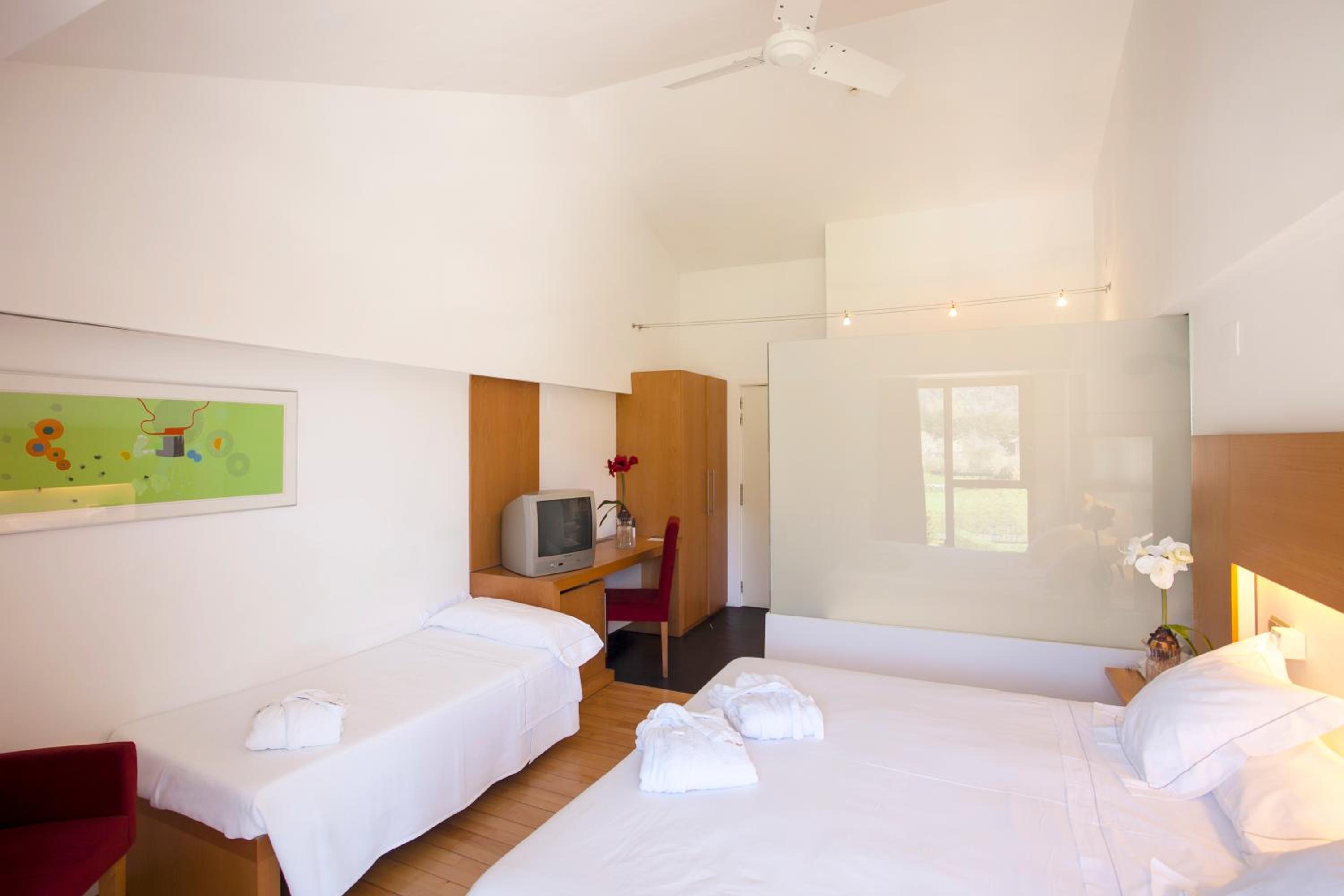 Double Room with Extra Bed (3 Adults) - Photo 5