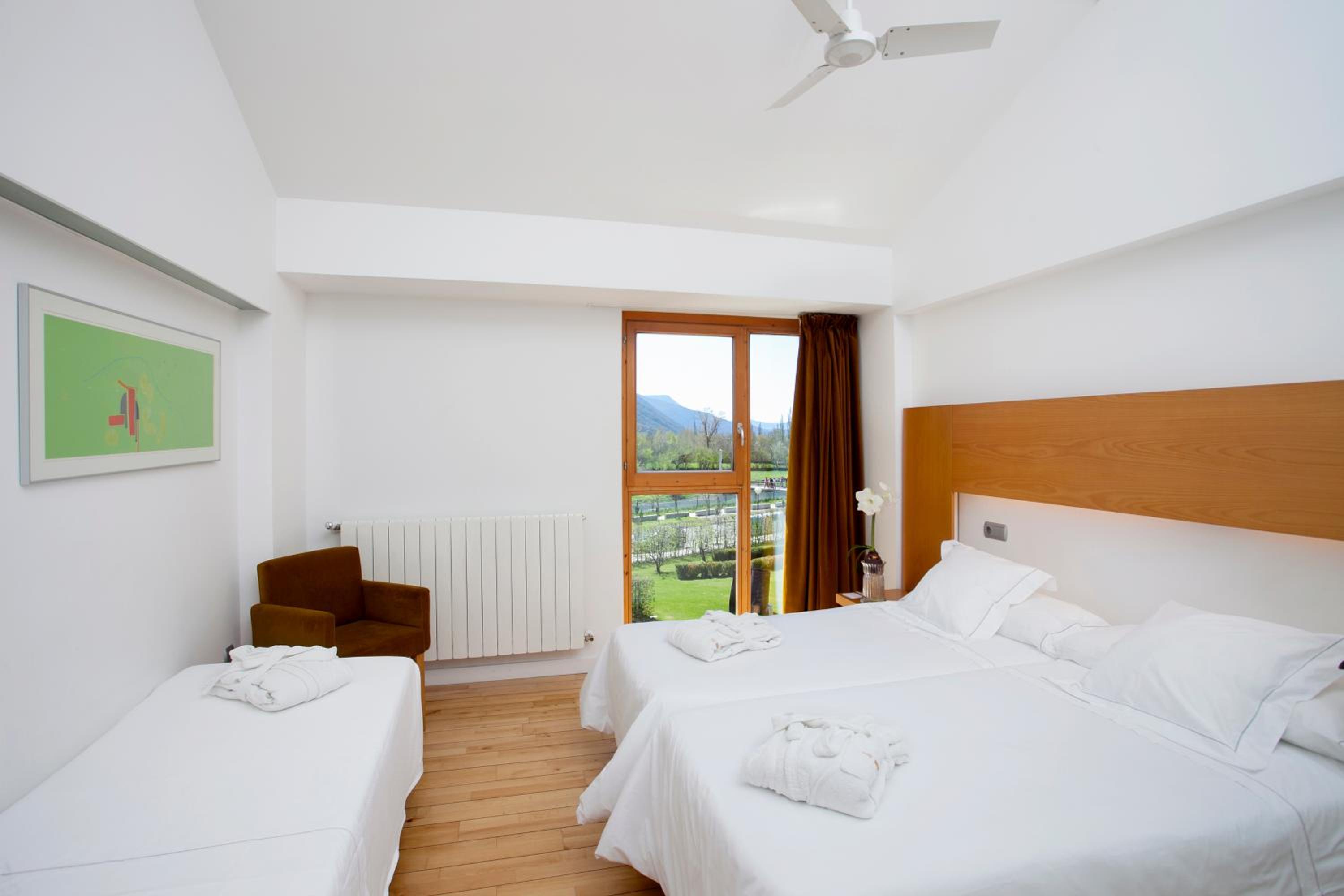Double Room with Extra Bed (3 Adults) - Photo 8