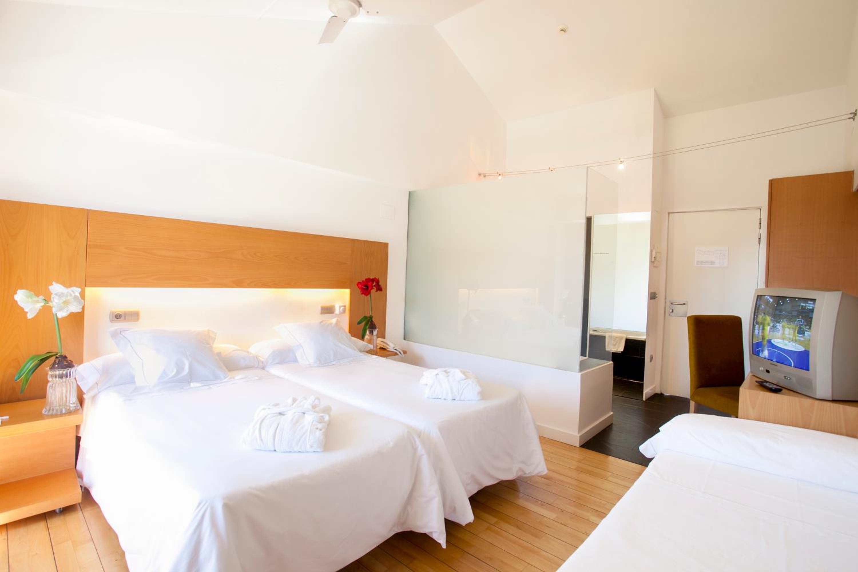 Double Room with Extra Bed (3 Adults) - Photo 7
