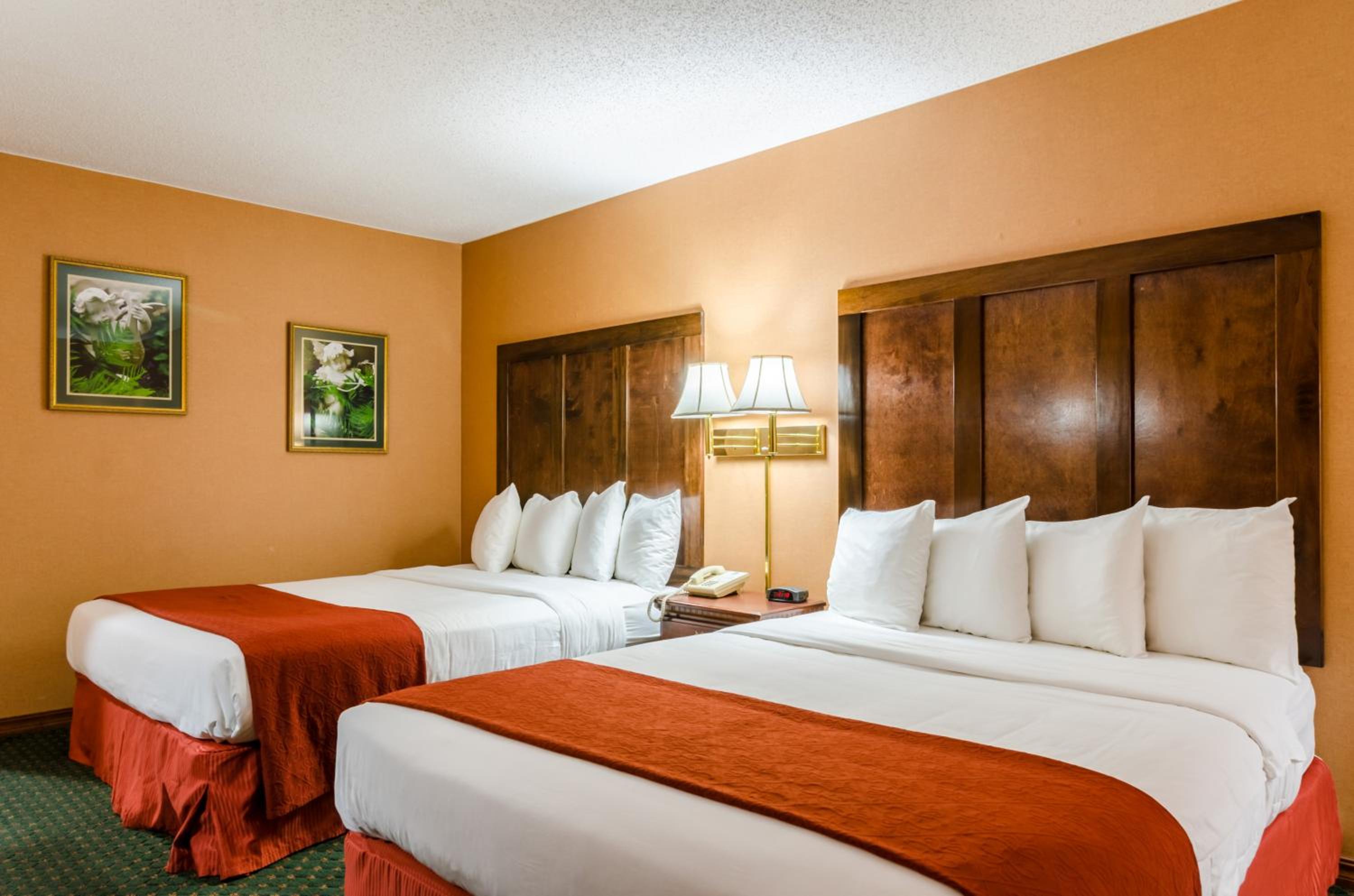 Queen Room with Two Queen Beds - Non-Smoking photo 2