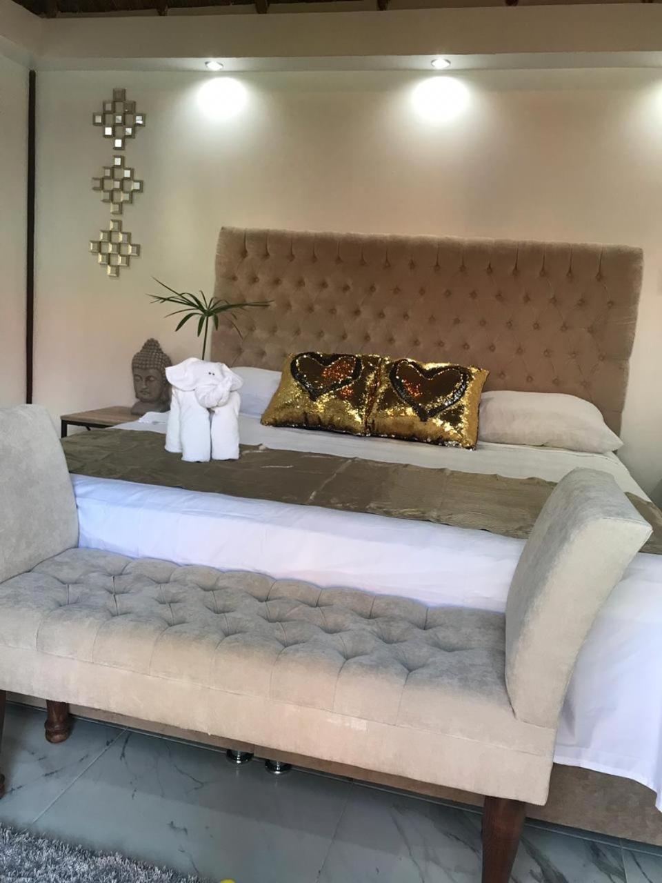 Deluxe Queen Suite - Photo 2