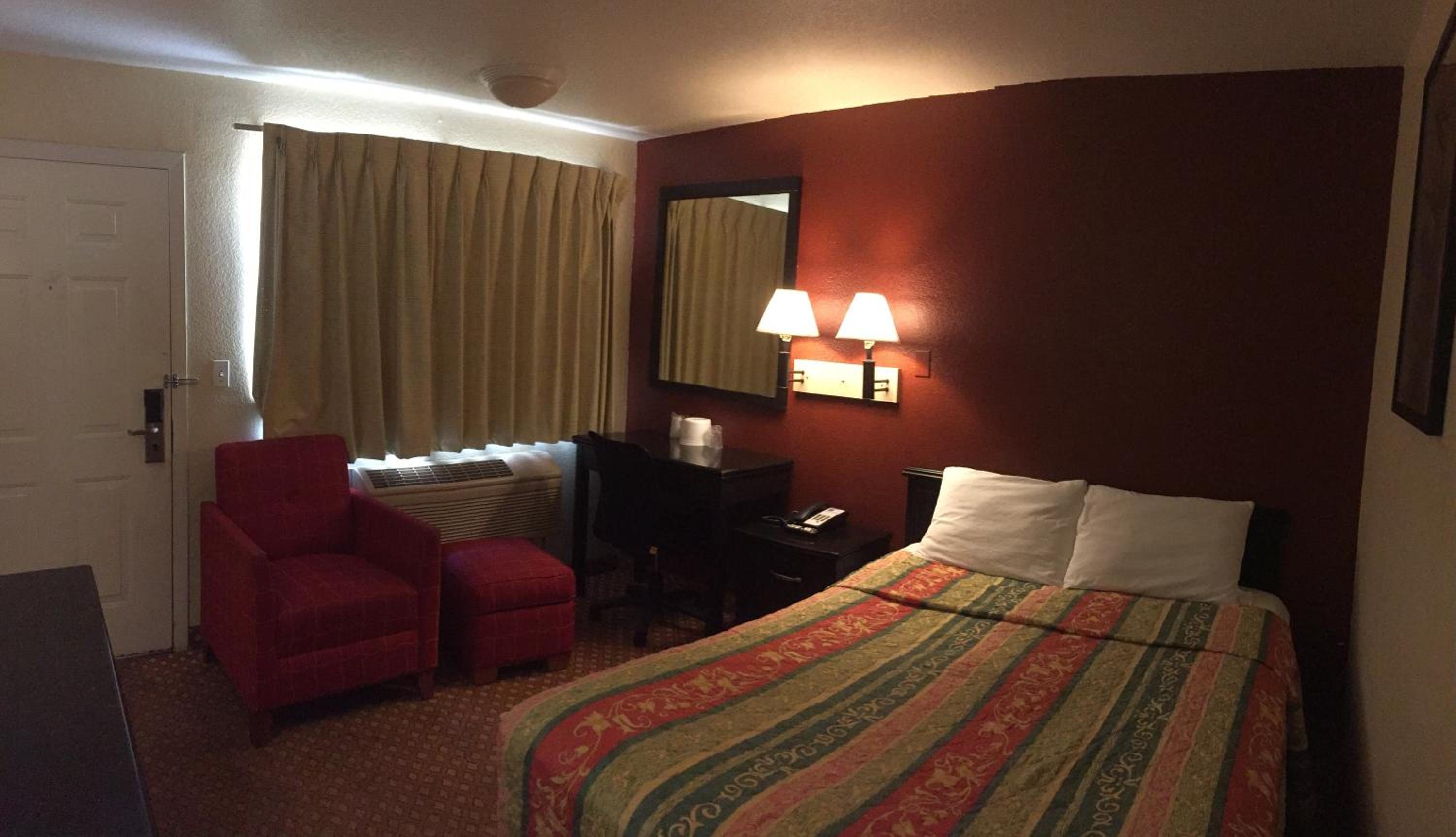 Queen Room photo 1