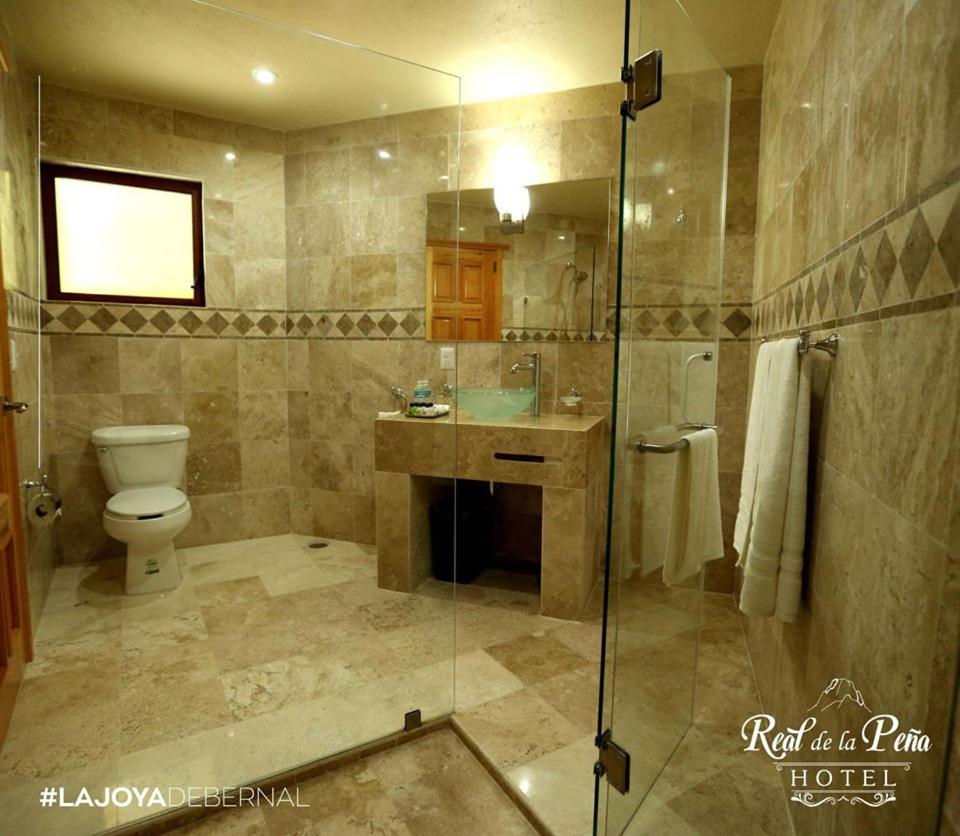 Deluxe Queen Room with Two Queen Beds - Photo 4