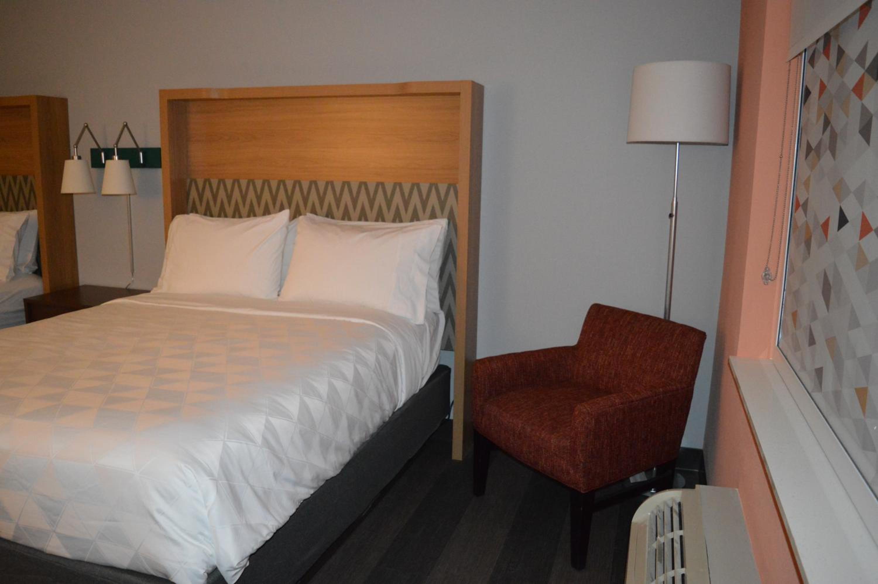 Standard Room with Two Queen Beds - Photo 6