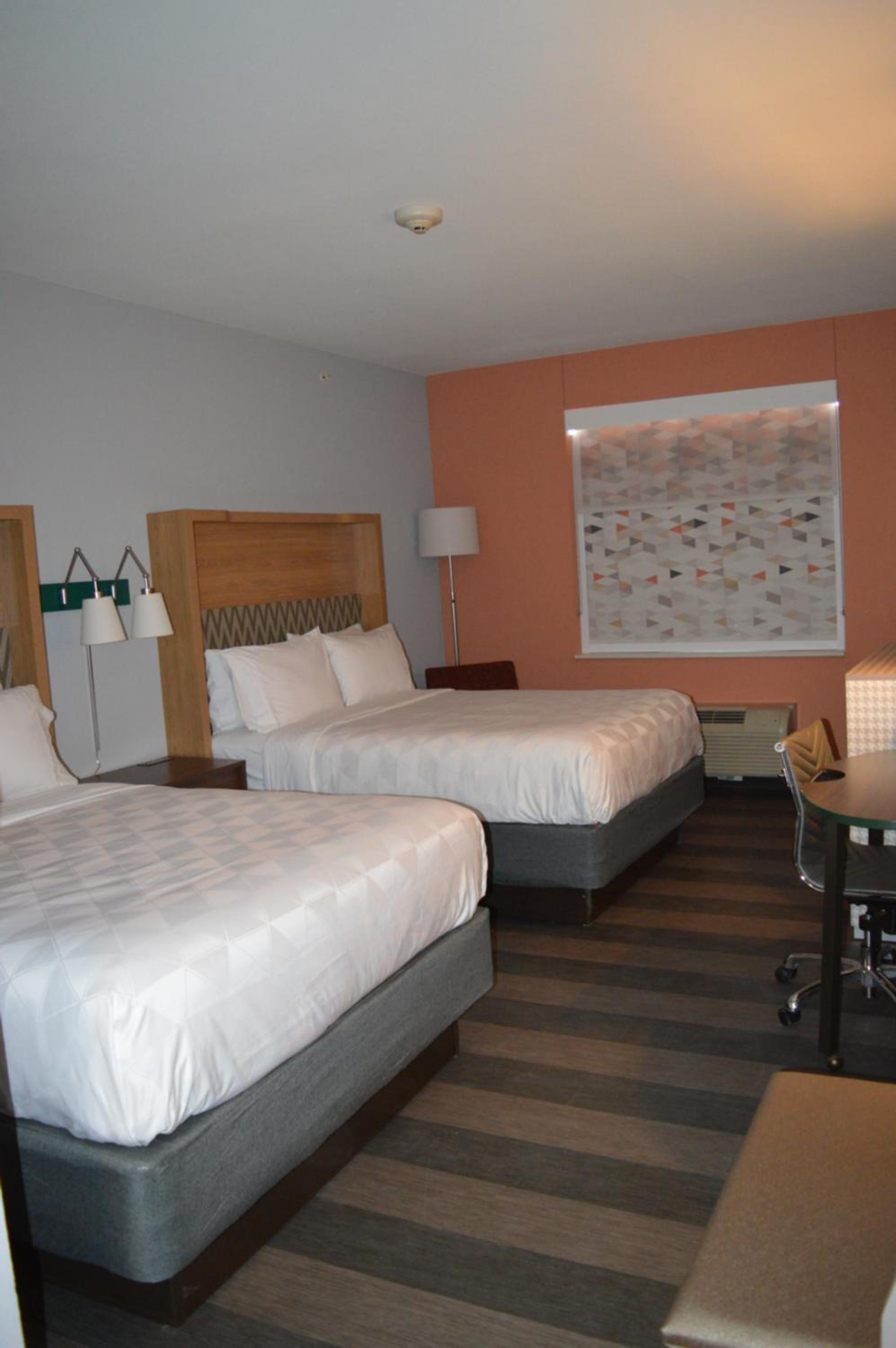 Standard Room with Two Queen Beds - Photo 8