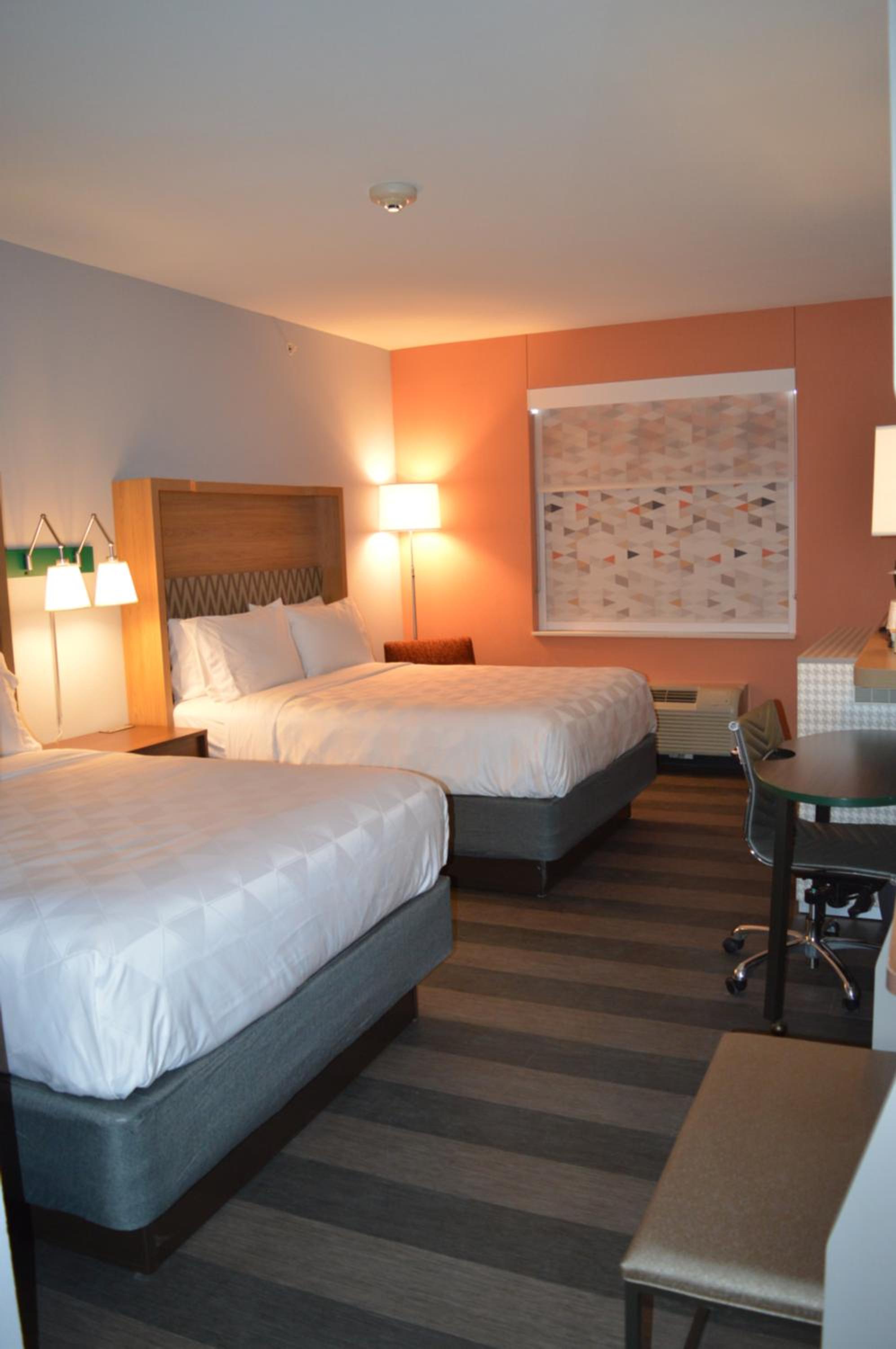 Standard Room with Two Queen Beds - Photo 7
