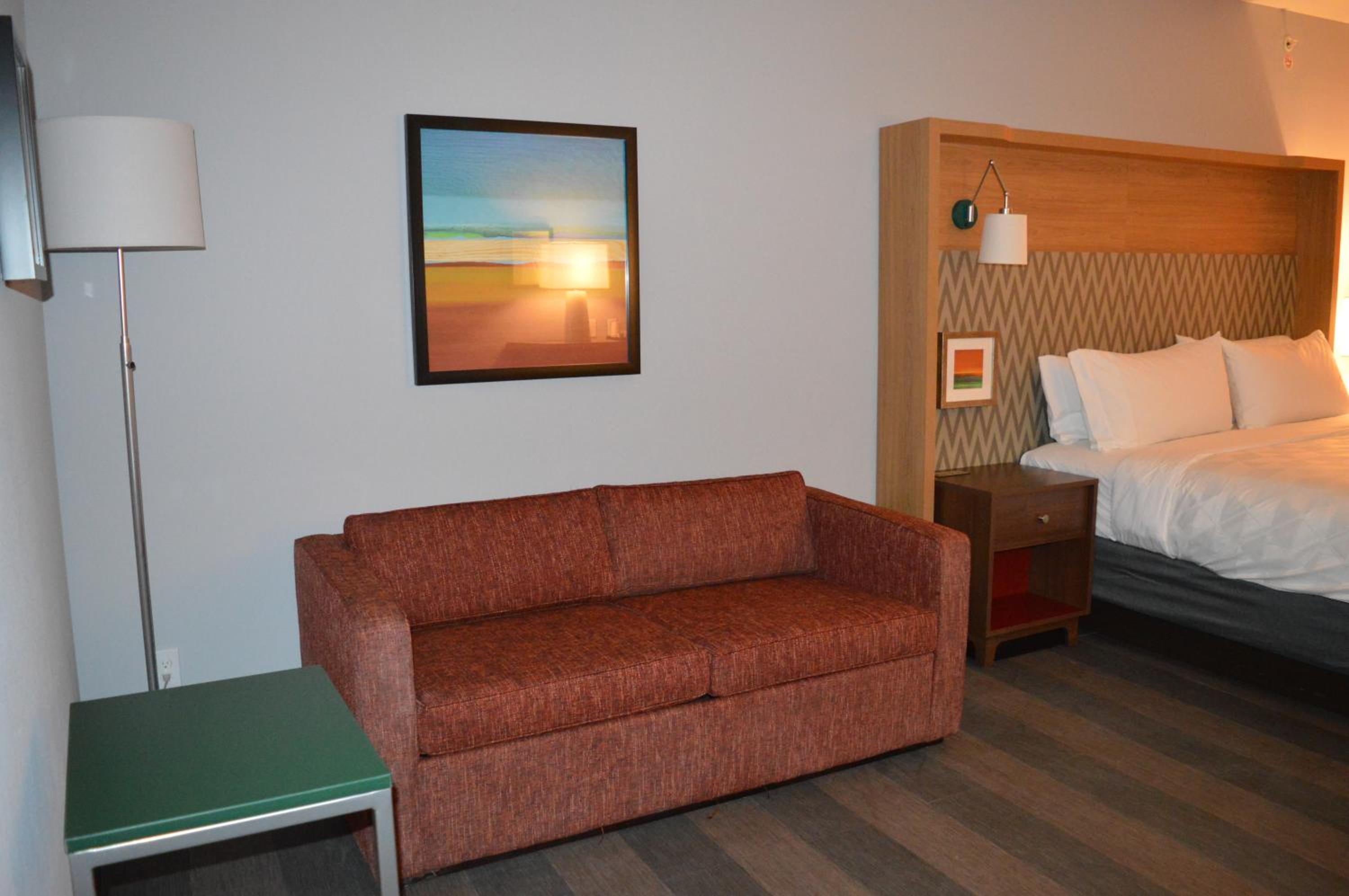 Premium Queen Room with Two Queens and One Sofa Bed - Photo 5