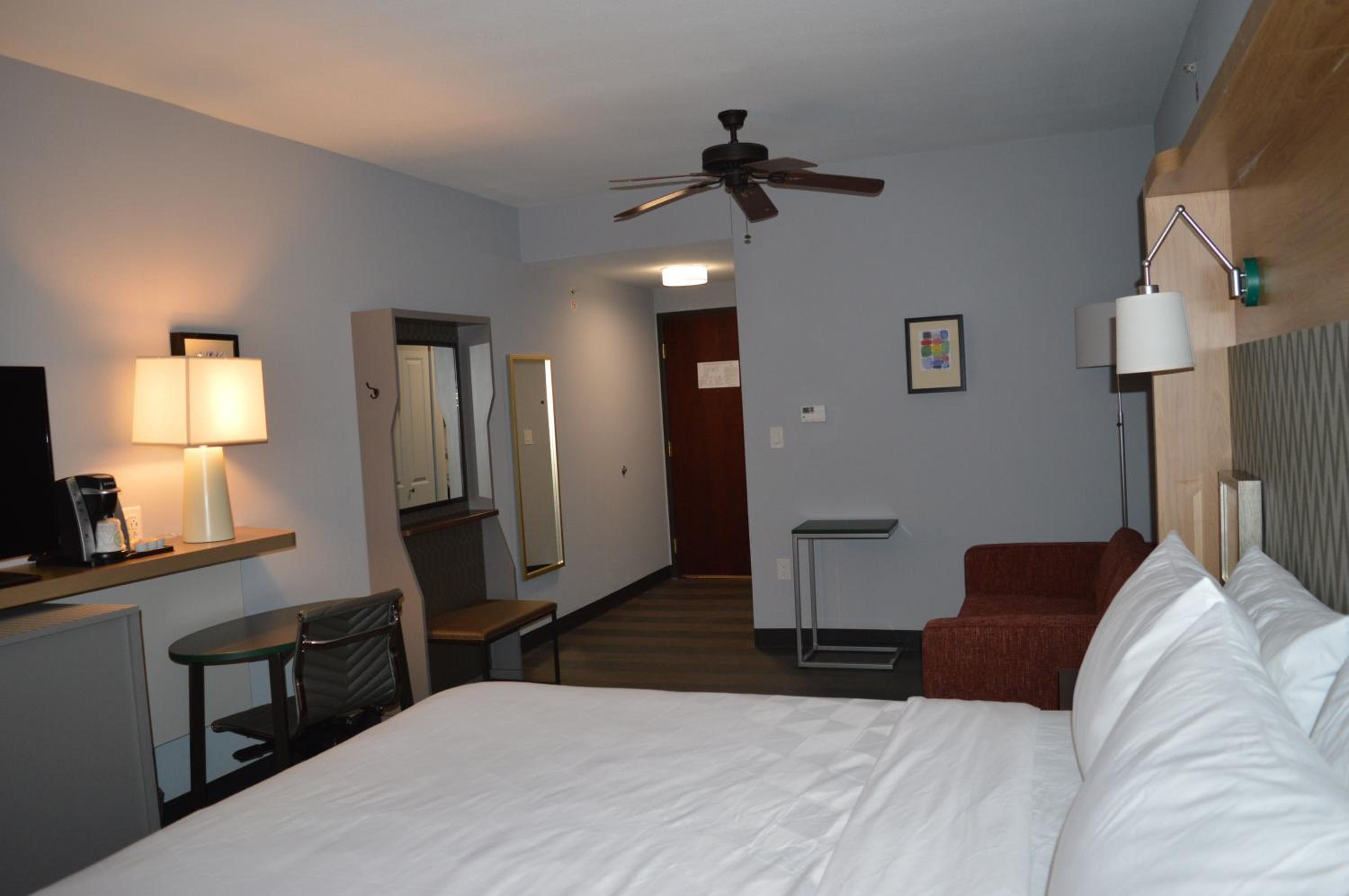 Premium Queen Room with Two Queens and One Sofa Bed - Photo 4