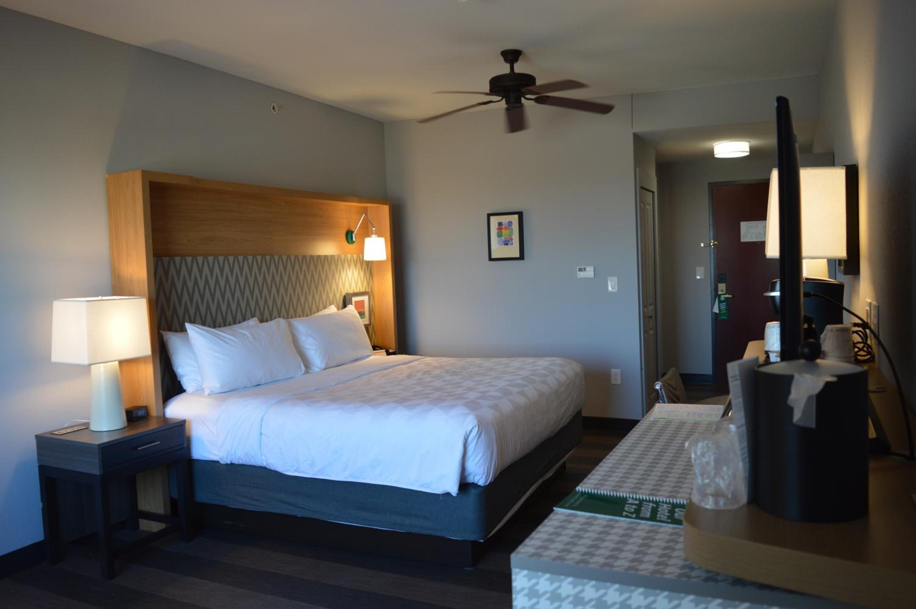 Standard King Room - Mobility Accessible - Photo 1