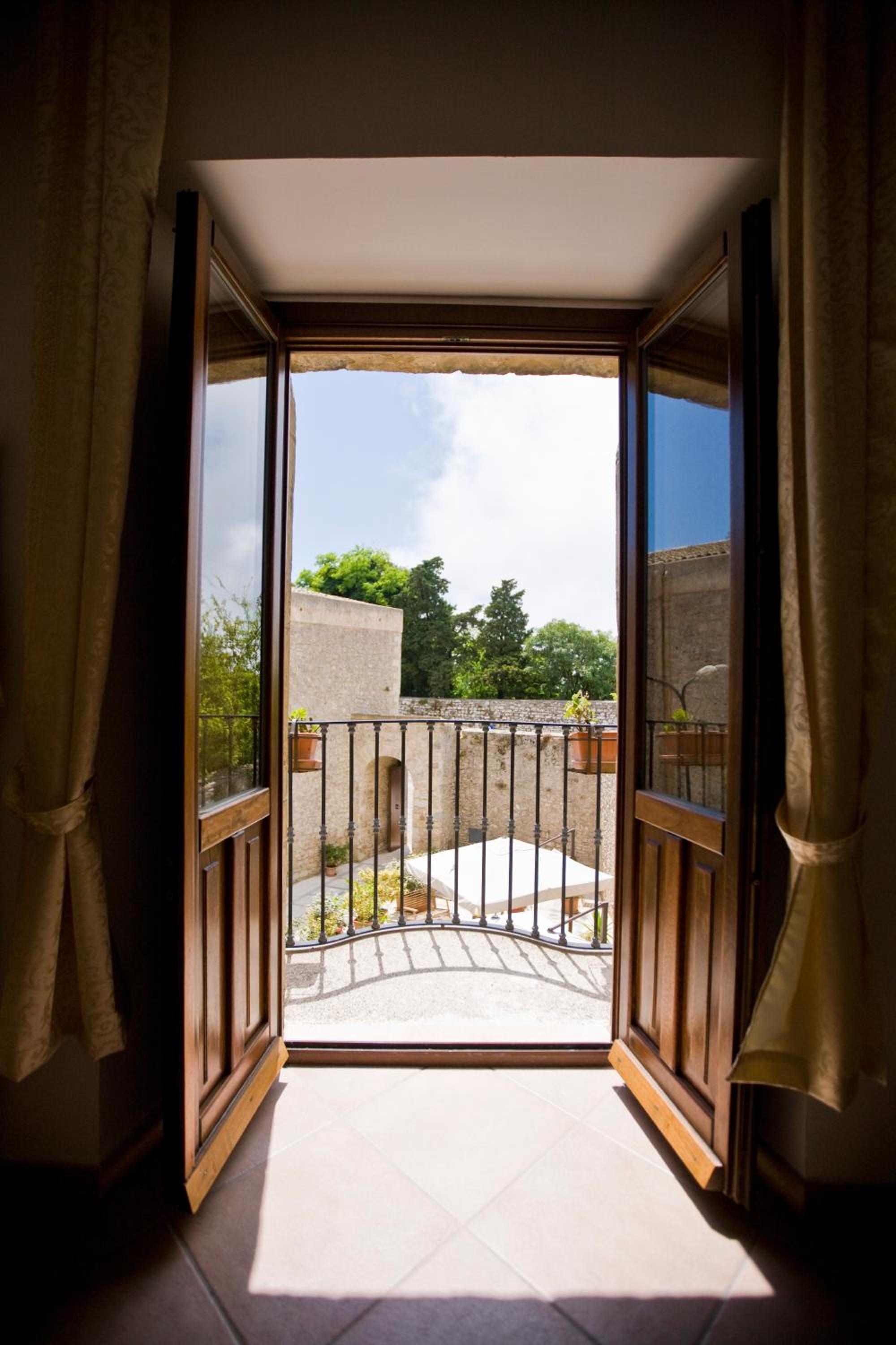 Superior Quadruple Room - Photo 10