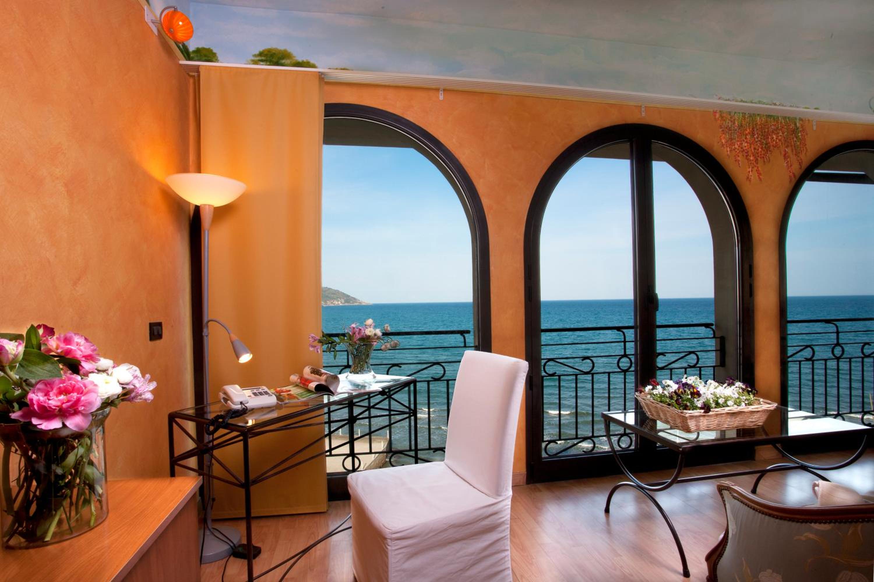 Junior Suite with Terrace and Sea View photo 2