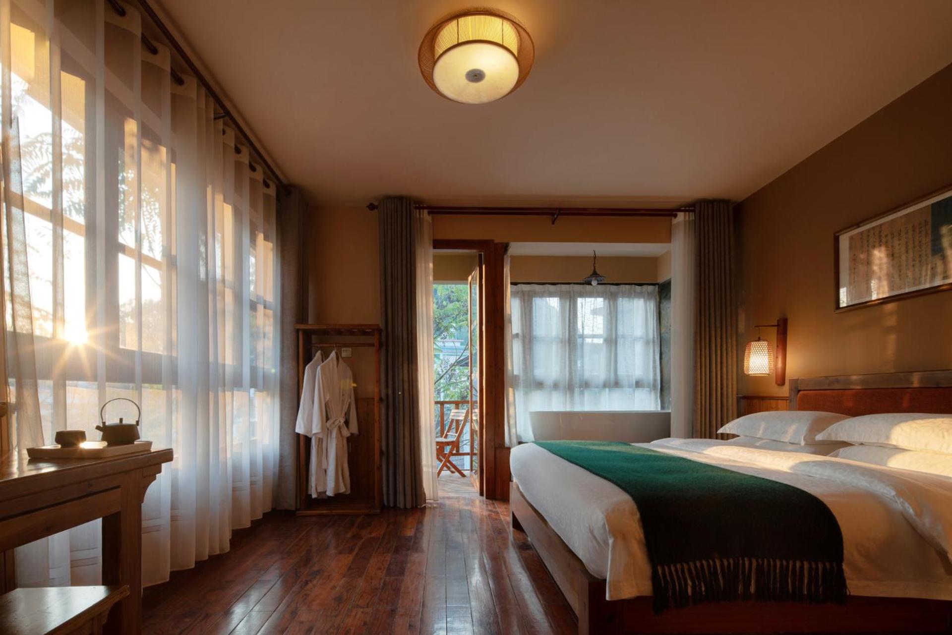 Deluxe King Room with Balcony