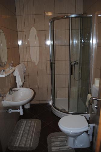 Standard Twin Room - Photo 4