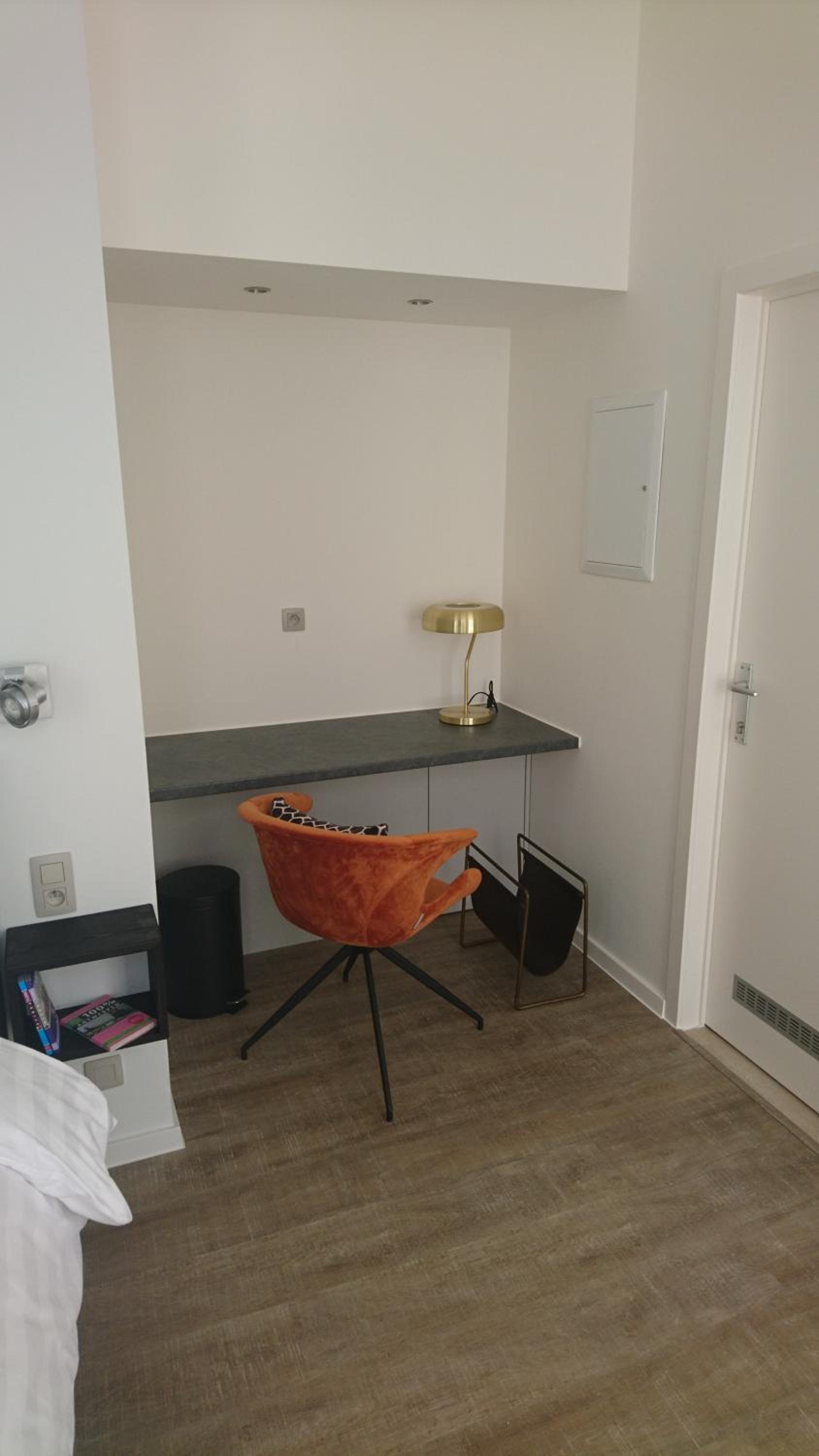Deluxe King Room - Photo 8