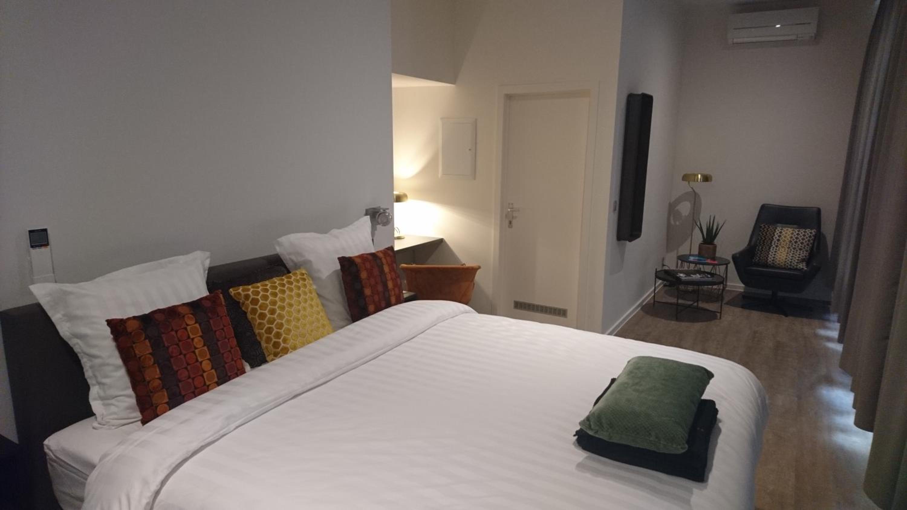 Deluxe King Room - Photo 26
