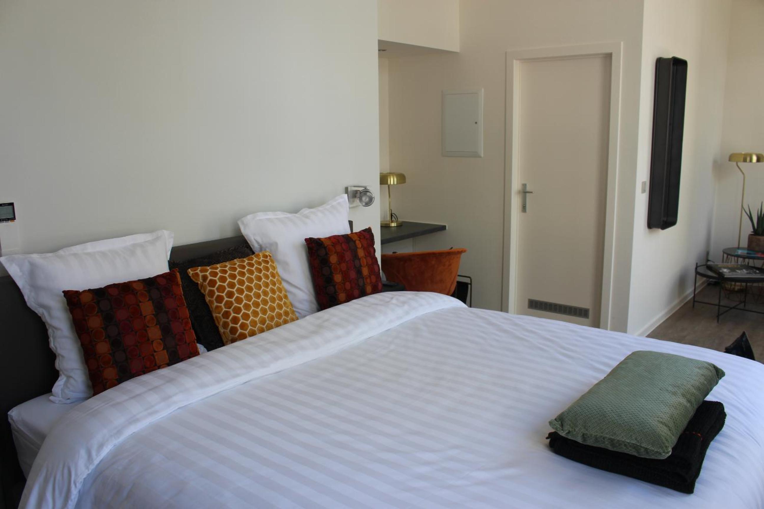 Deluxe King Room - Photo 16