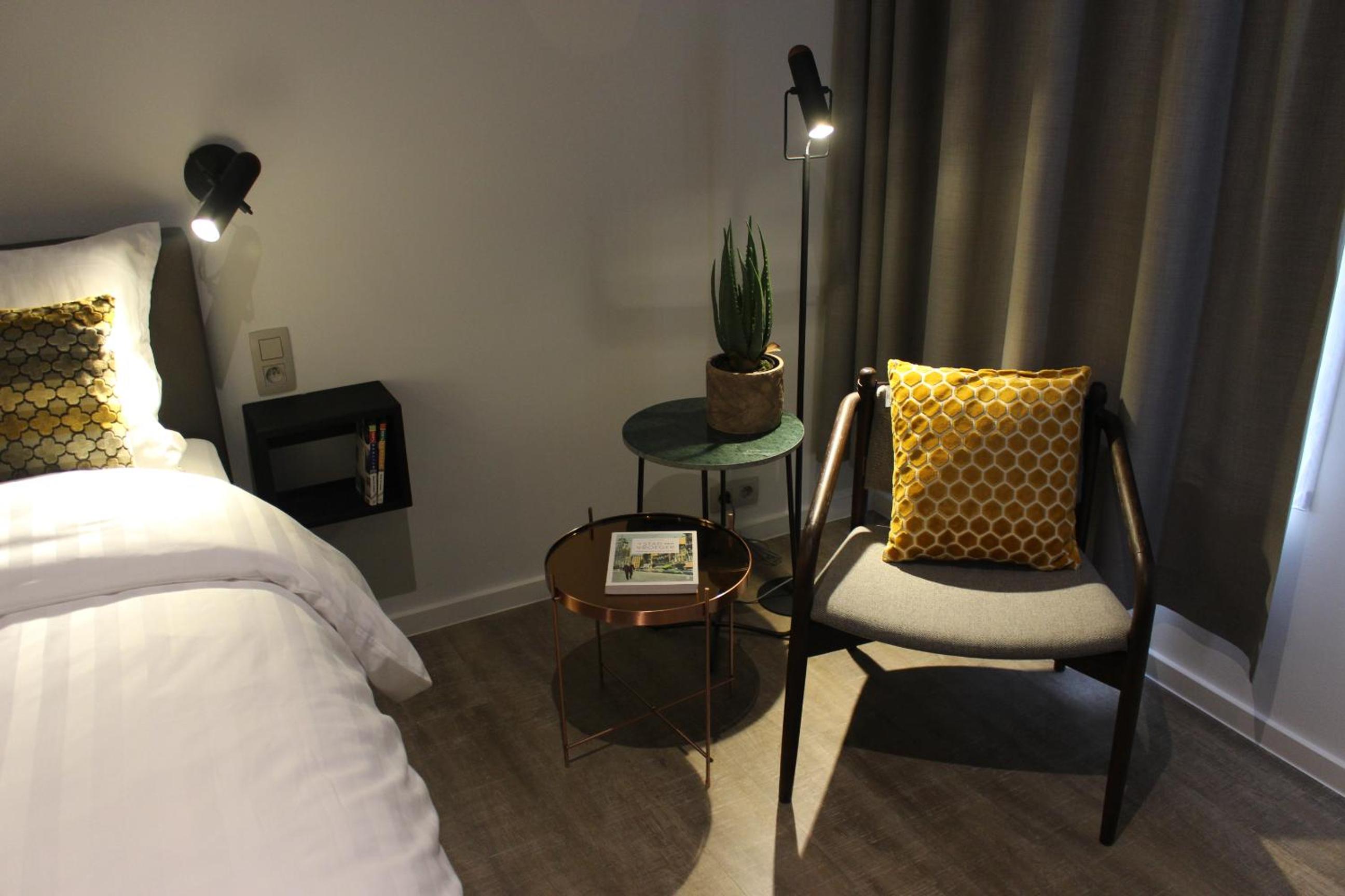 Deluxe King Room - Photo 7