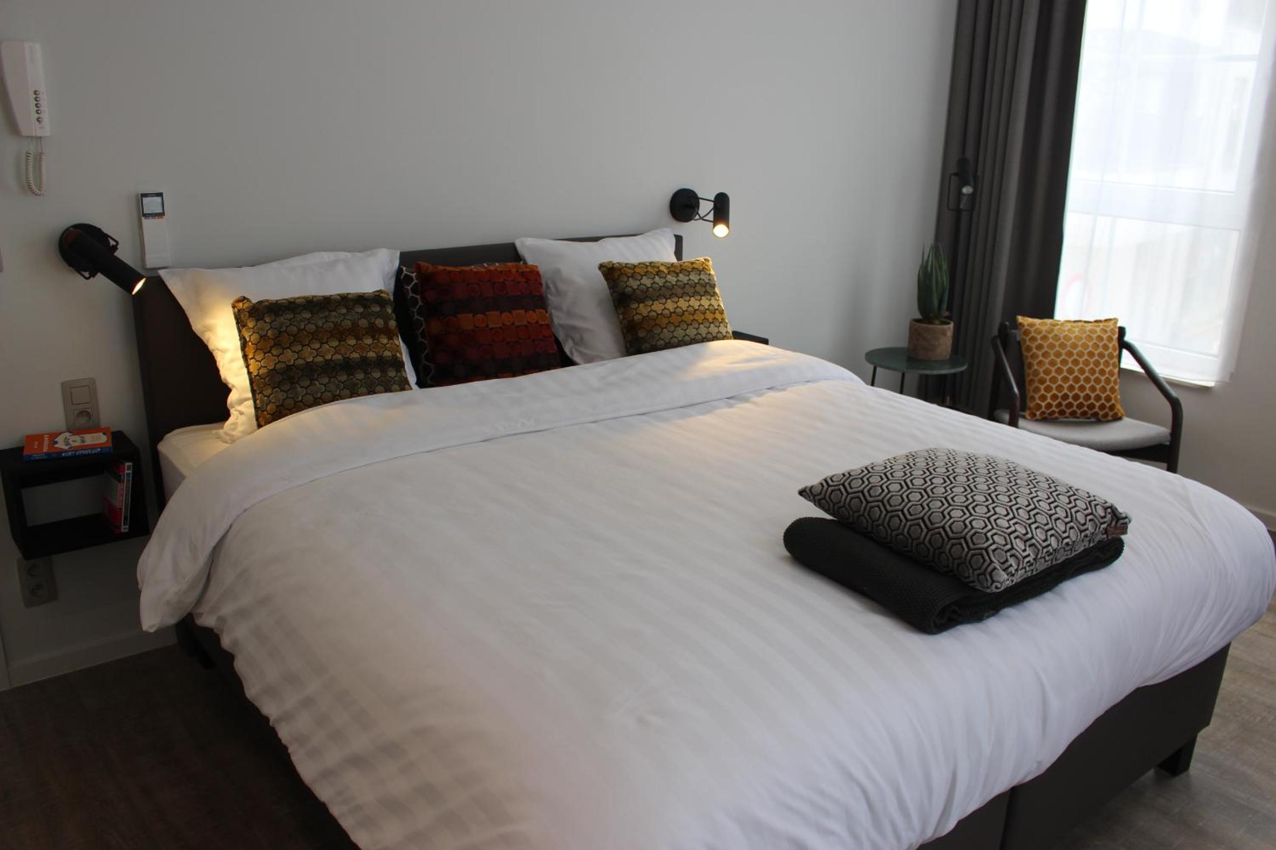 Deluxe King Room - Photo 6