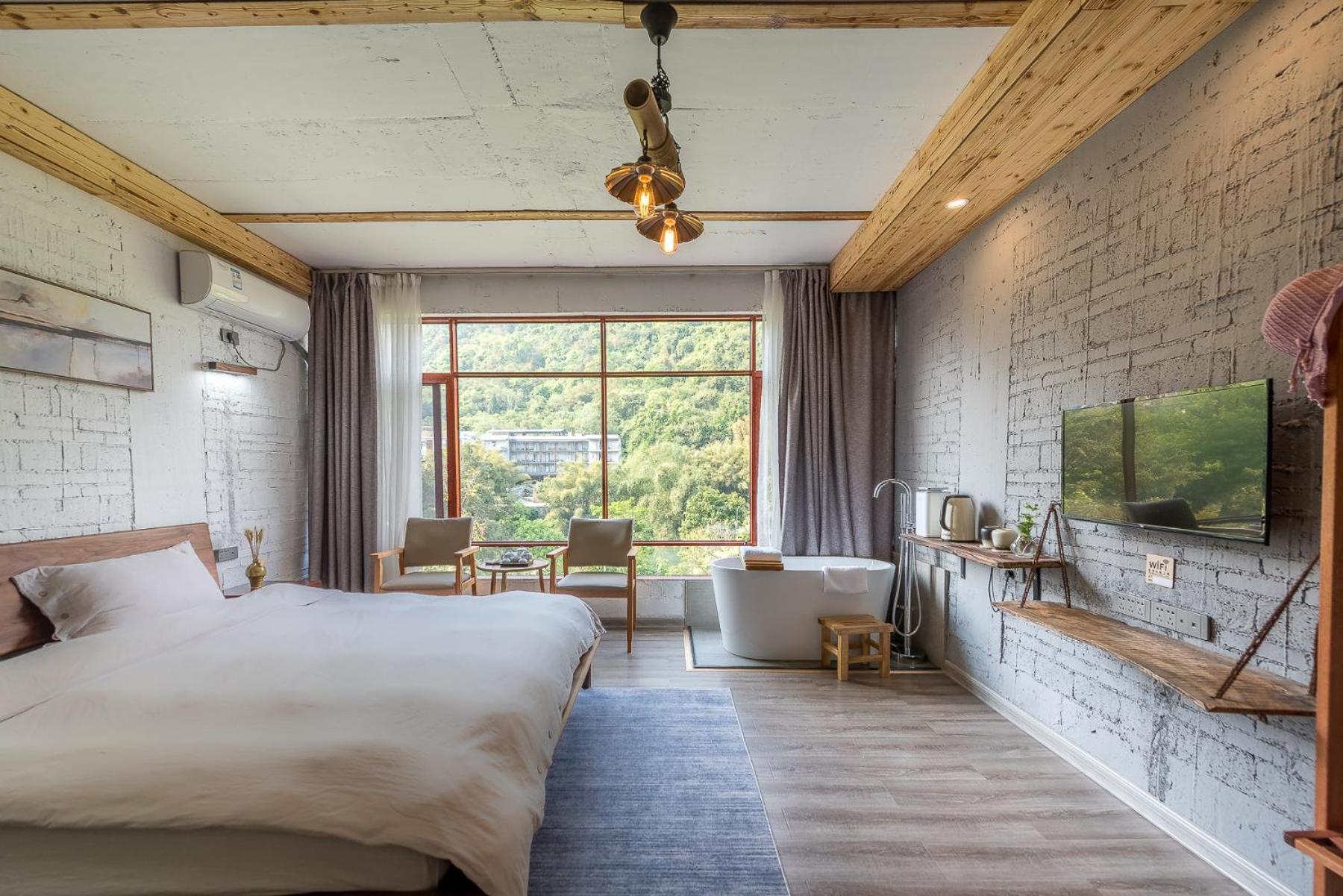 Deluxe Double Room with Bath photo 3