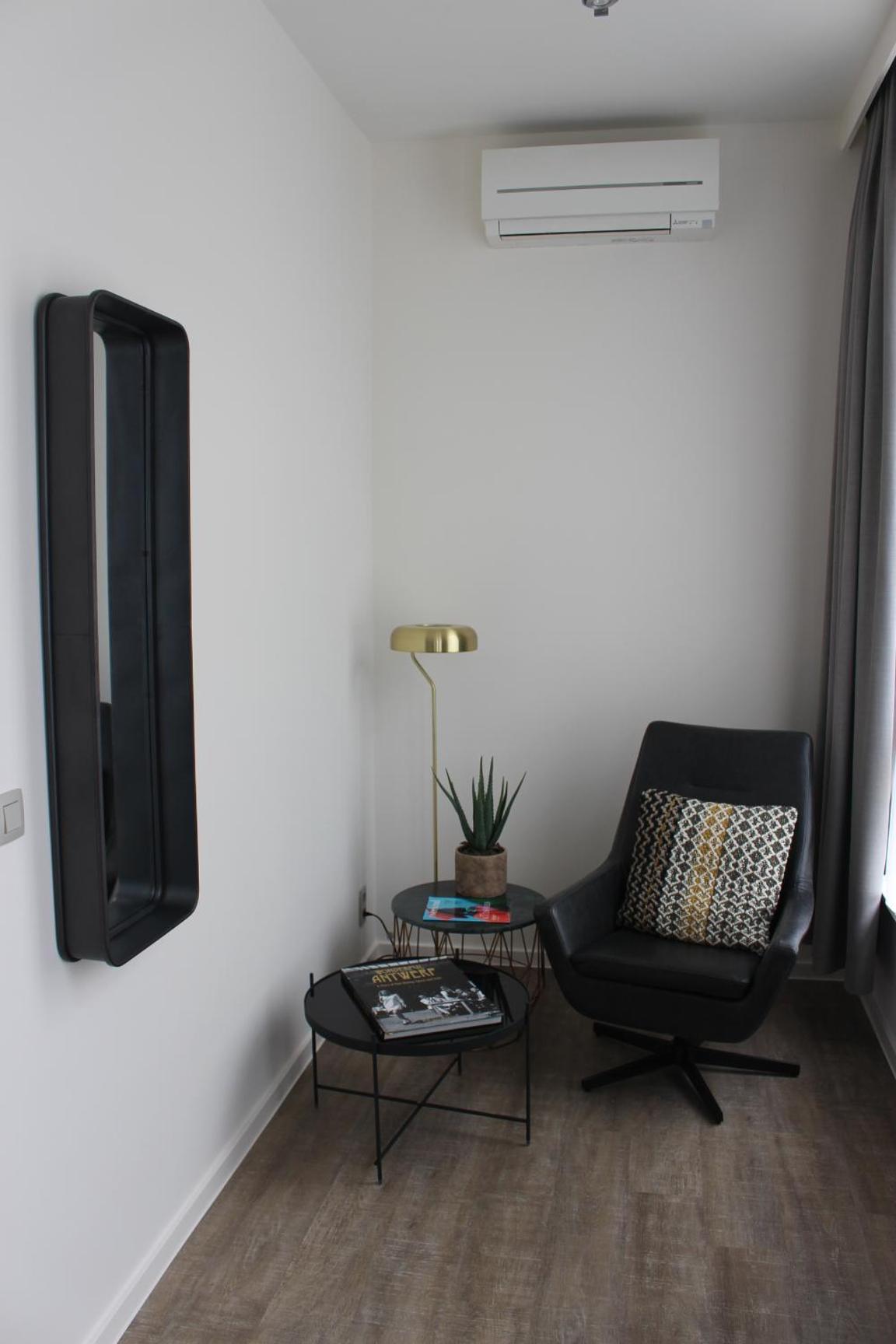 Deluxe King Room - Photo 13