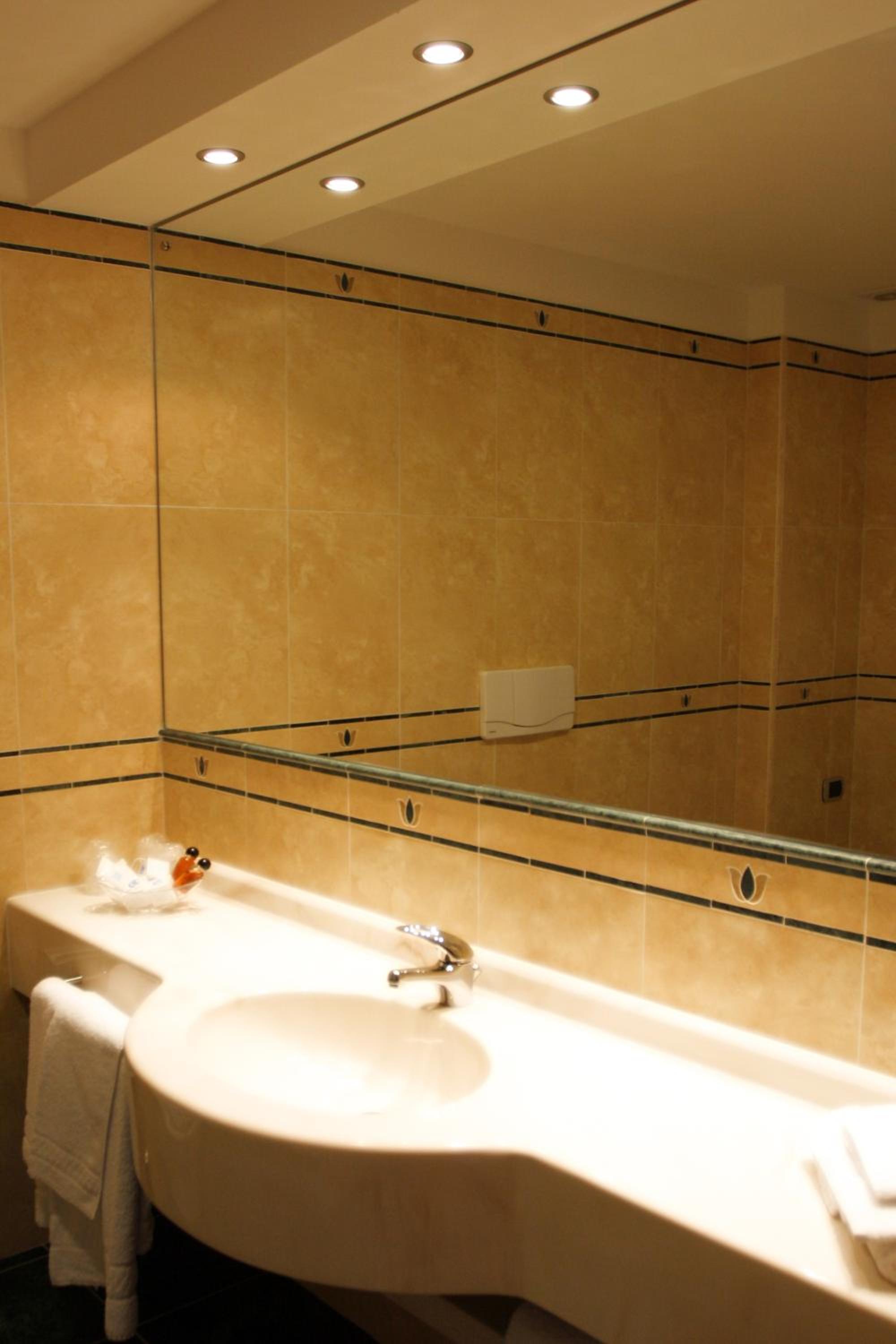 Superior Double Room with Spa Bath - Photo 2