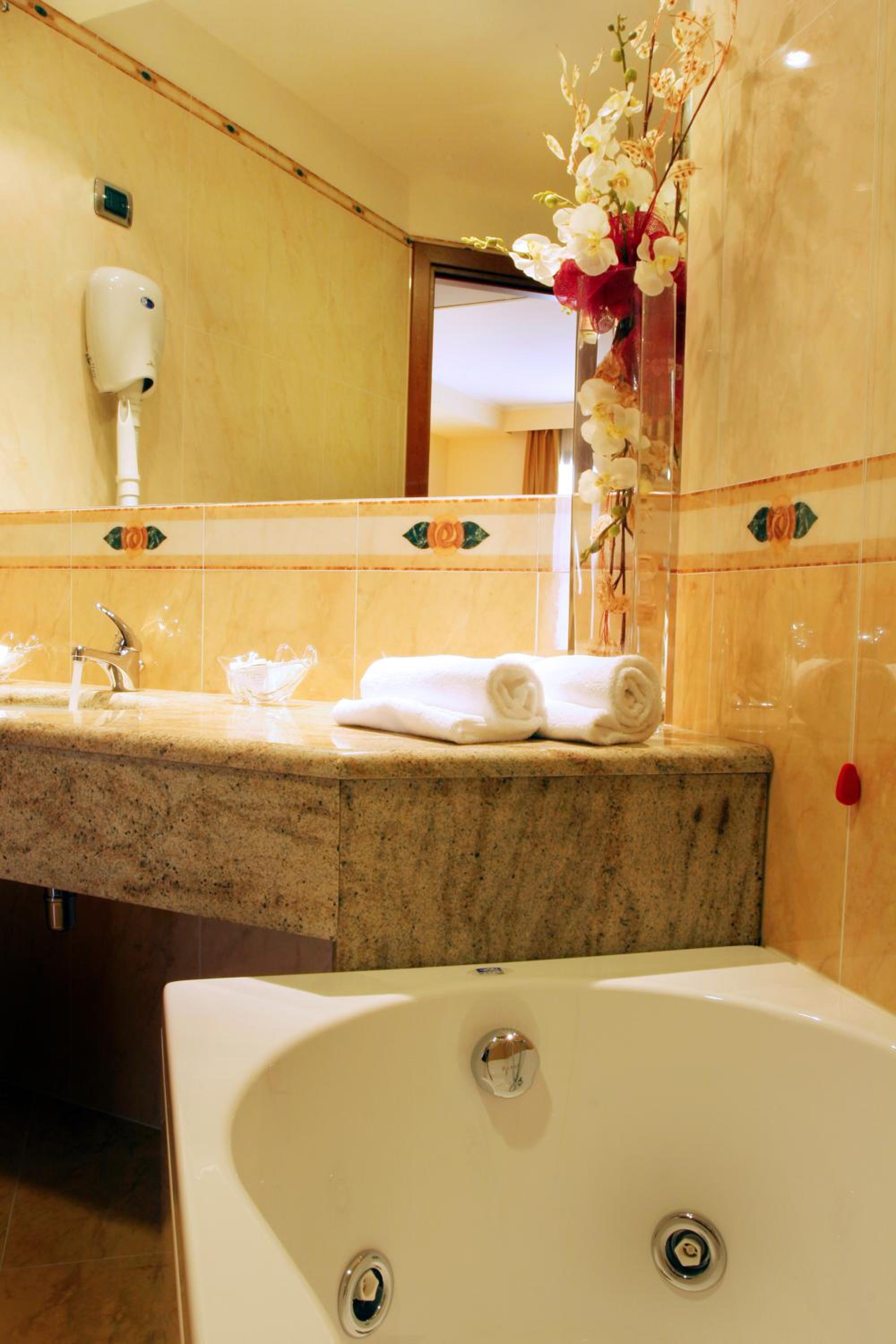 Superior Double Room with Spa Bath - Photo 3
