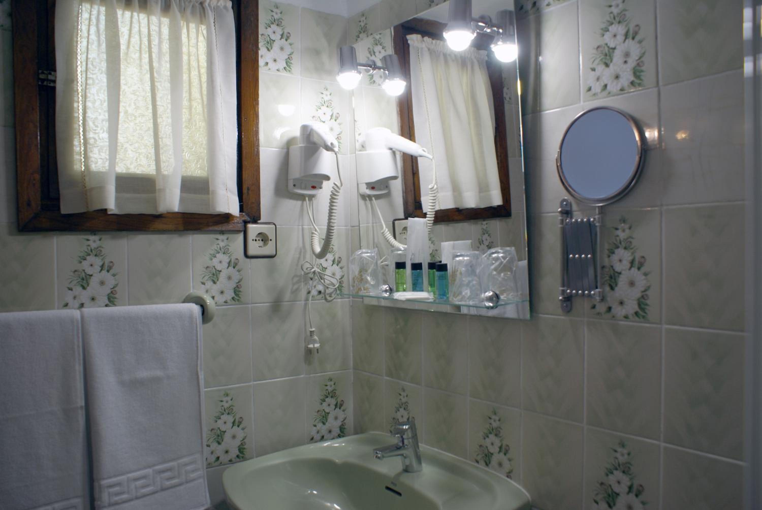 Double or Twin Room - Photo 7