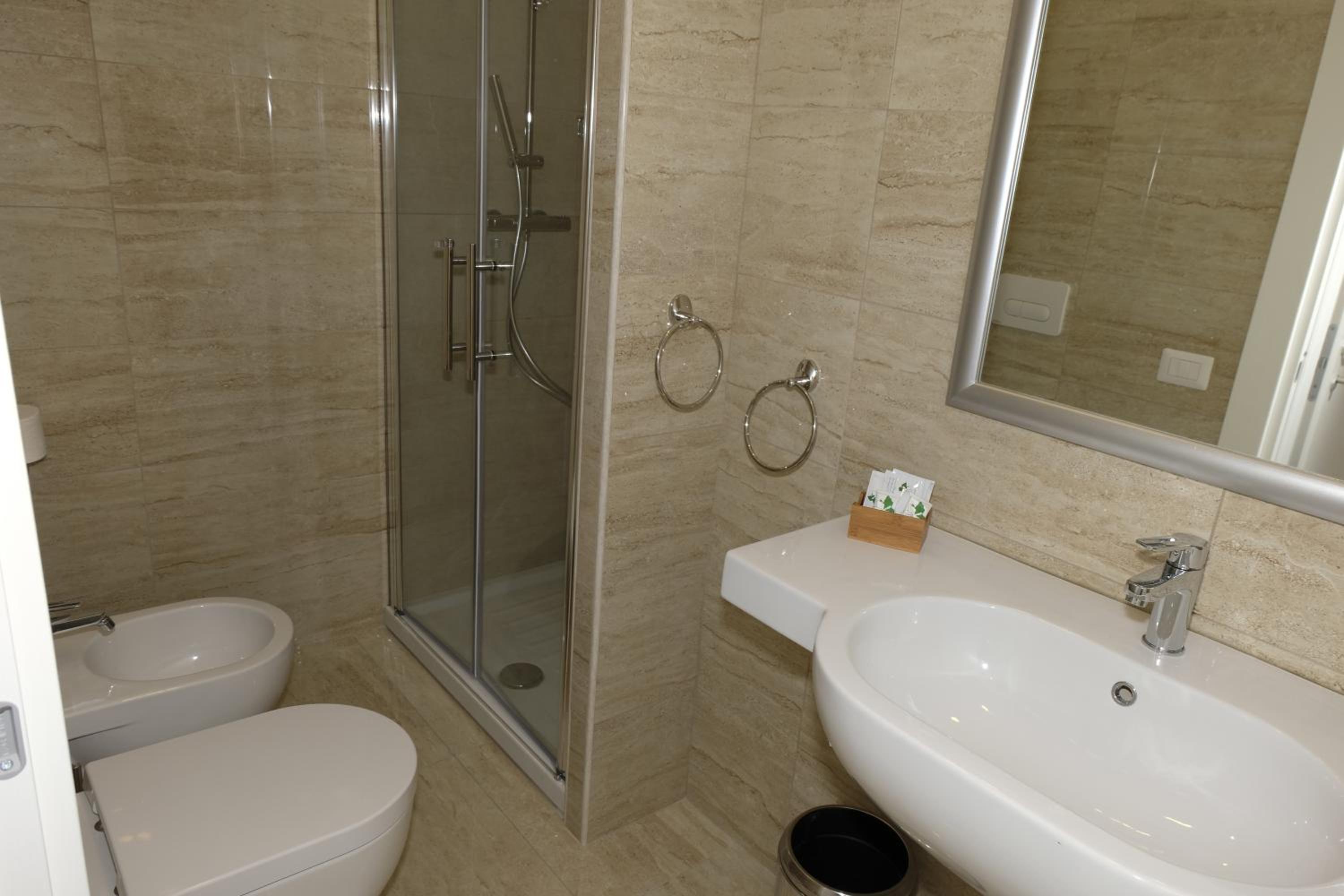 Deluxe Room - Photo 13