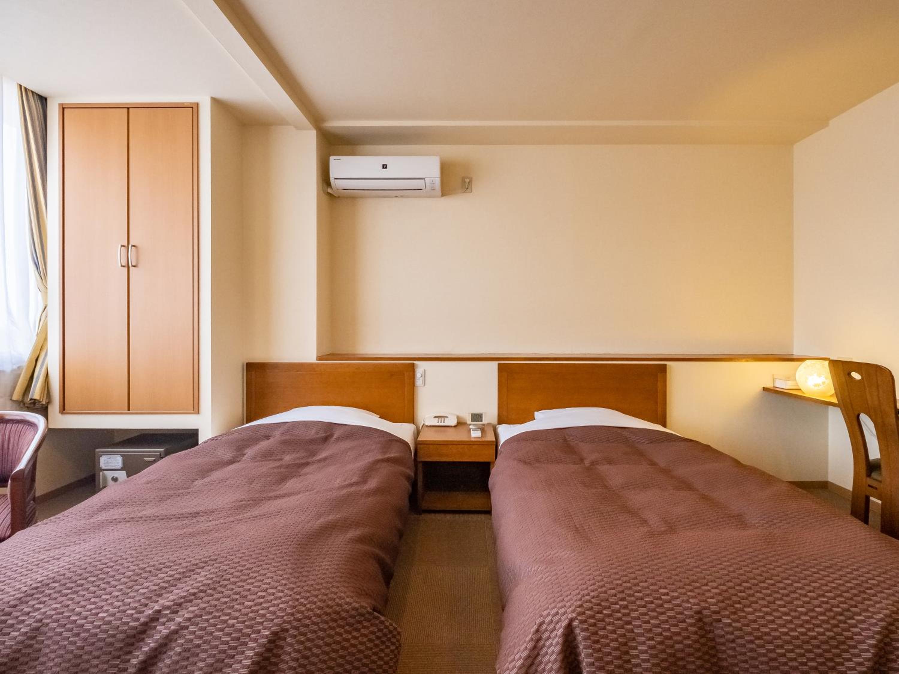 Twin Room - Photo 10