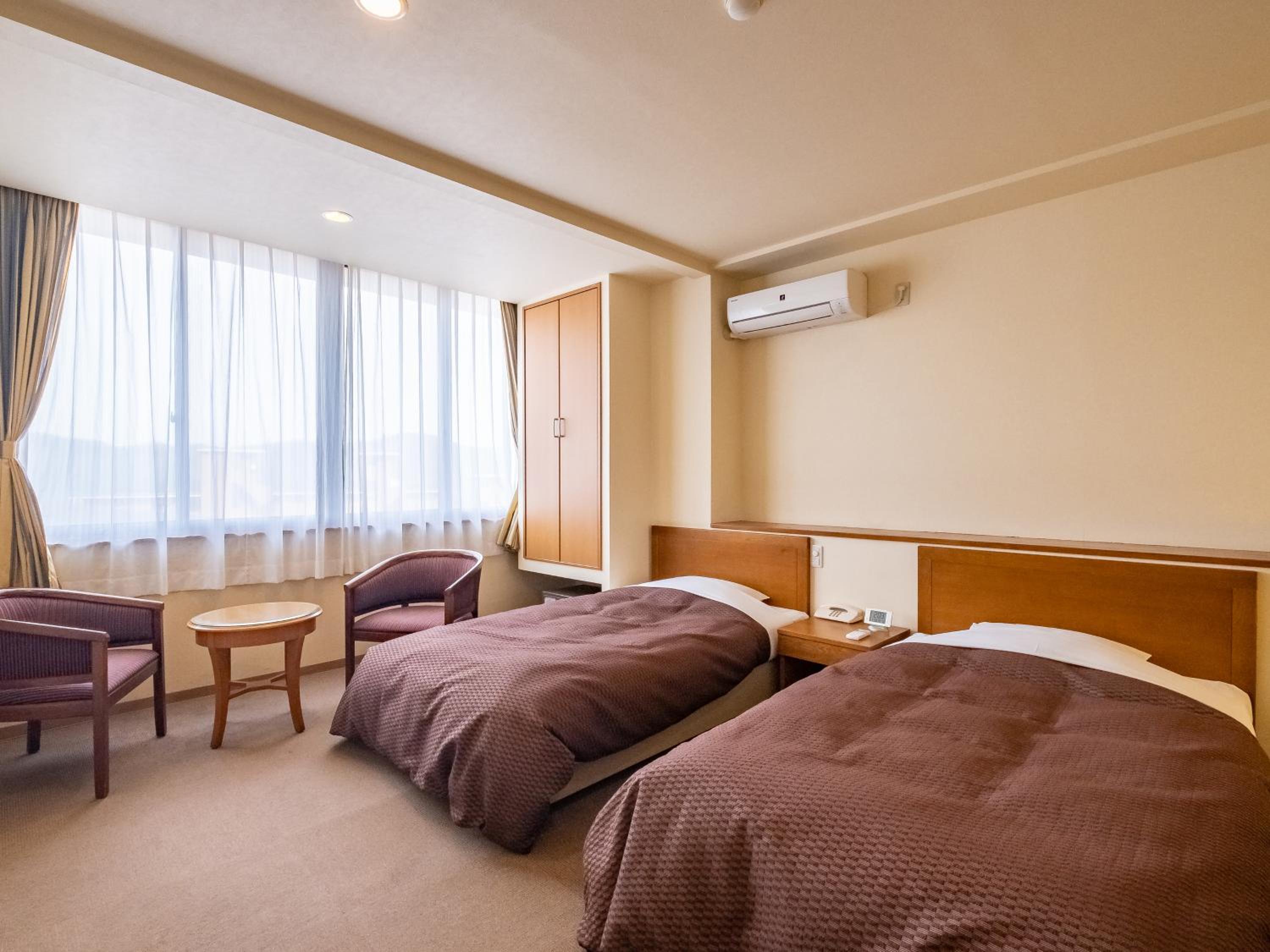 Twin Room - Photo 11