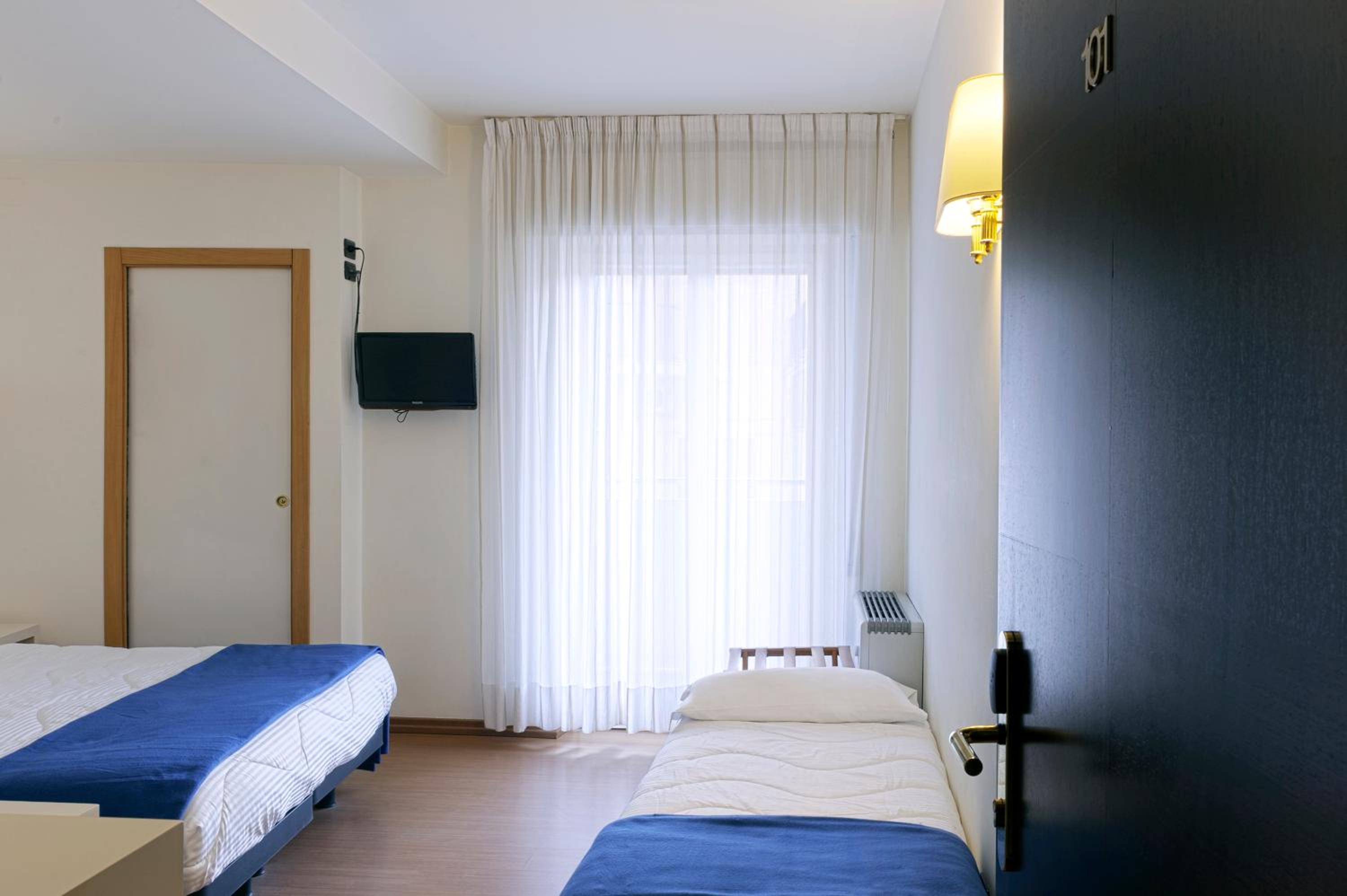 Small Double Room with Extra Bed photo 2