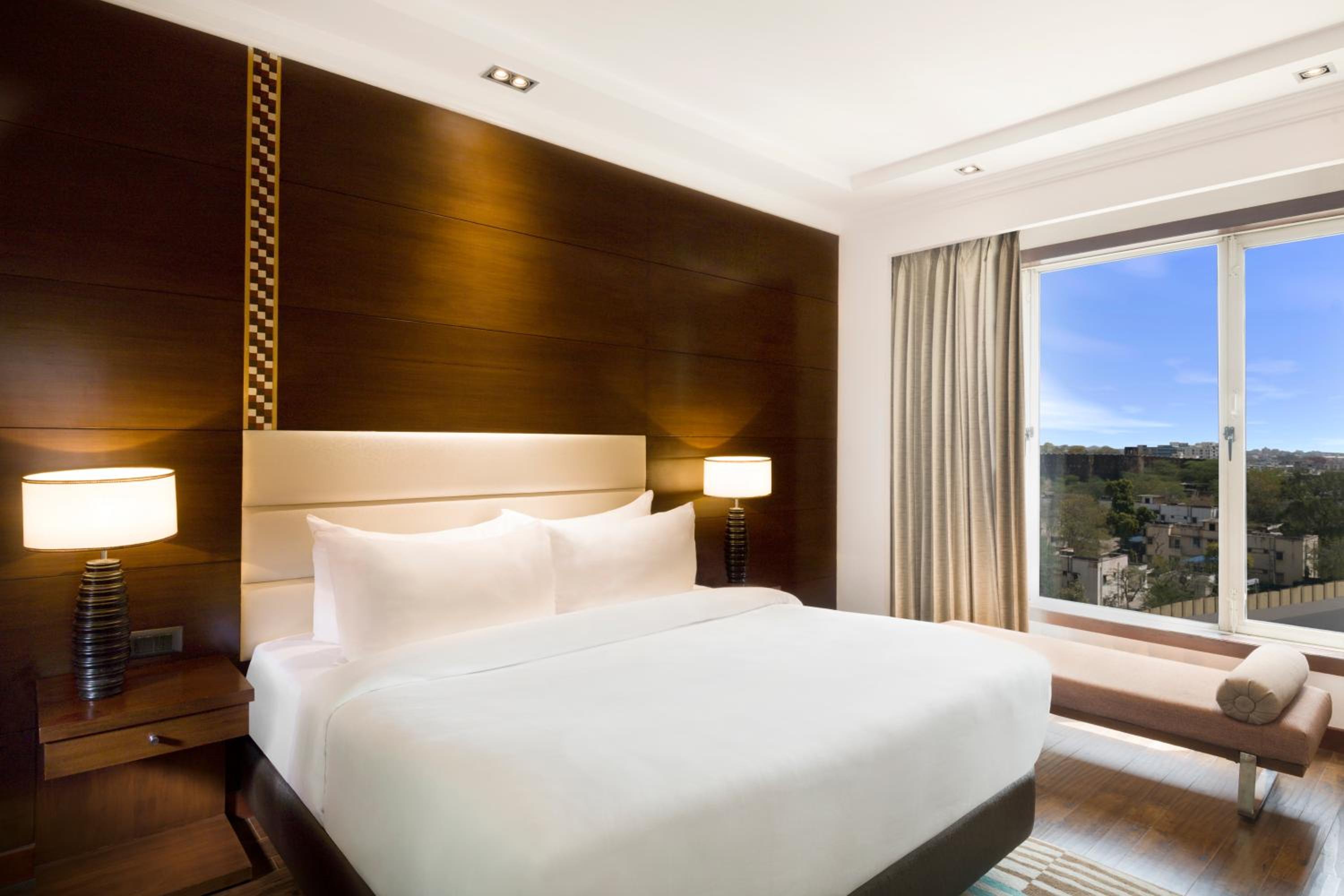Suite (2 Way Airport Transfer,20% off on SPA, 4pcs of Laundry/room/nightI,INR 2000 F&B credit,Daily Fruit basket, 1 bottle of whiskey/wine as per availability, Dinner in Dragon If all meals room is booked, Sightseeing transport services and Lounge Access) - Photo 7