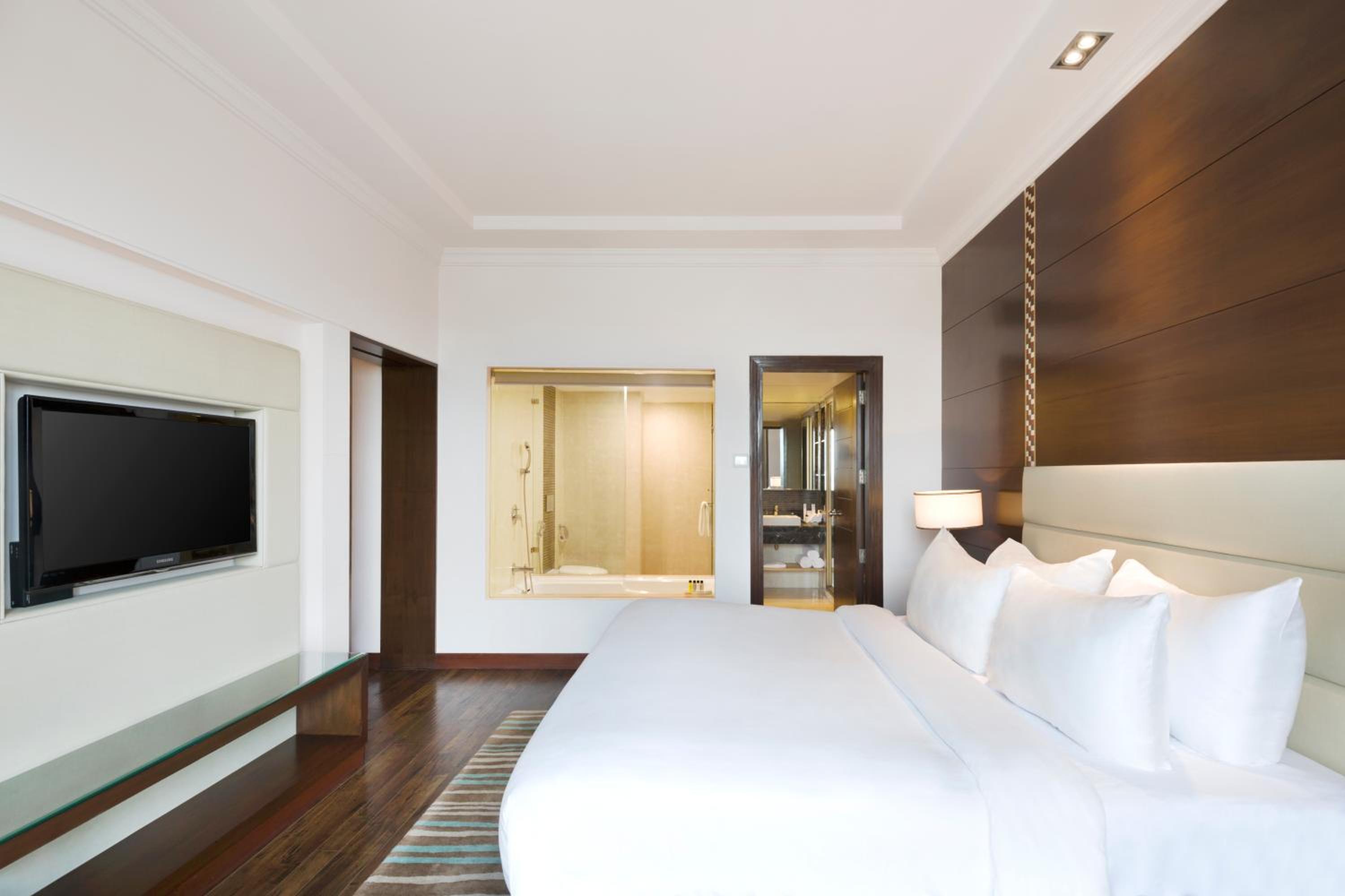 Suite (2 Way Airport Transfer,20% off on SPA, 4pcs of Laundry/room/nightI,INR 2000 F&B credit,Daily Fruit basket, 1 bottle of whiskey/wine as per availability, Dinner in Dragon If all meals room is booked, Sightseeing transport services and Lounge Access) - Photo 6