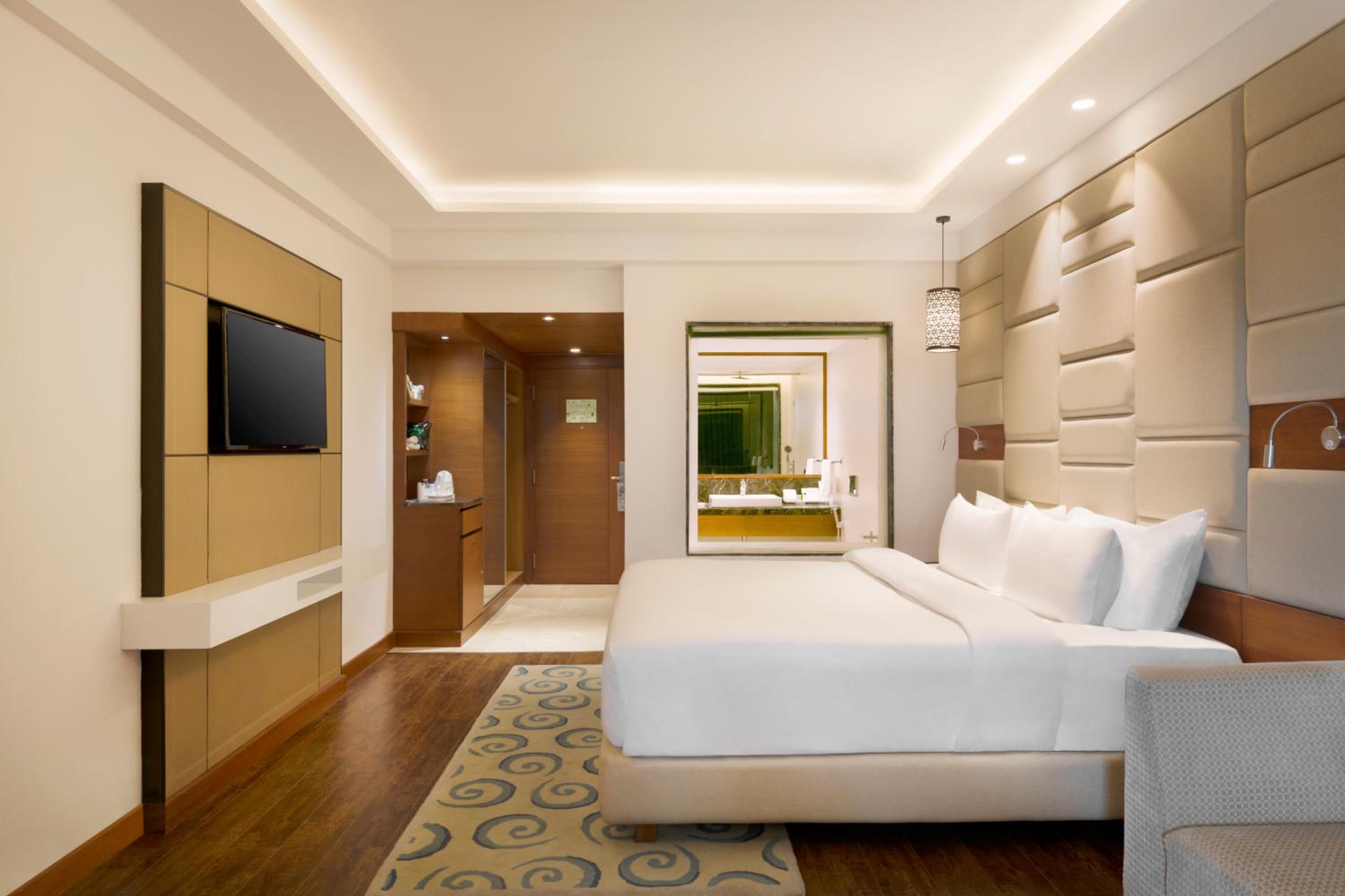 Business Double Room : (Enjoy INR 500 credit on dinner buffet at Mosaic Restaurant, Happy Hours 1+1 offer on Alcoholic Beverages 12 PM-6 PM, Soft Beverages (Except Dragon House), 2 pints of House Beer per room once during stay,10% off Laundry and Spa) - Photo 1